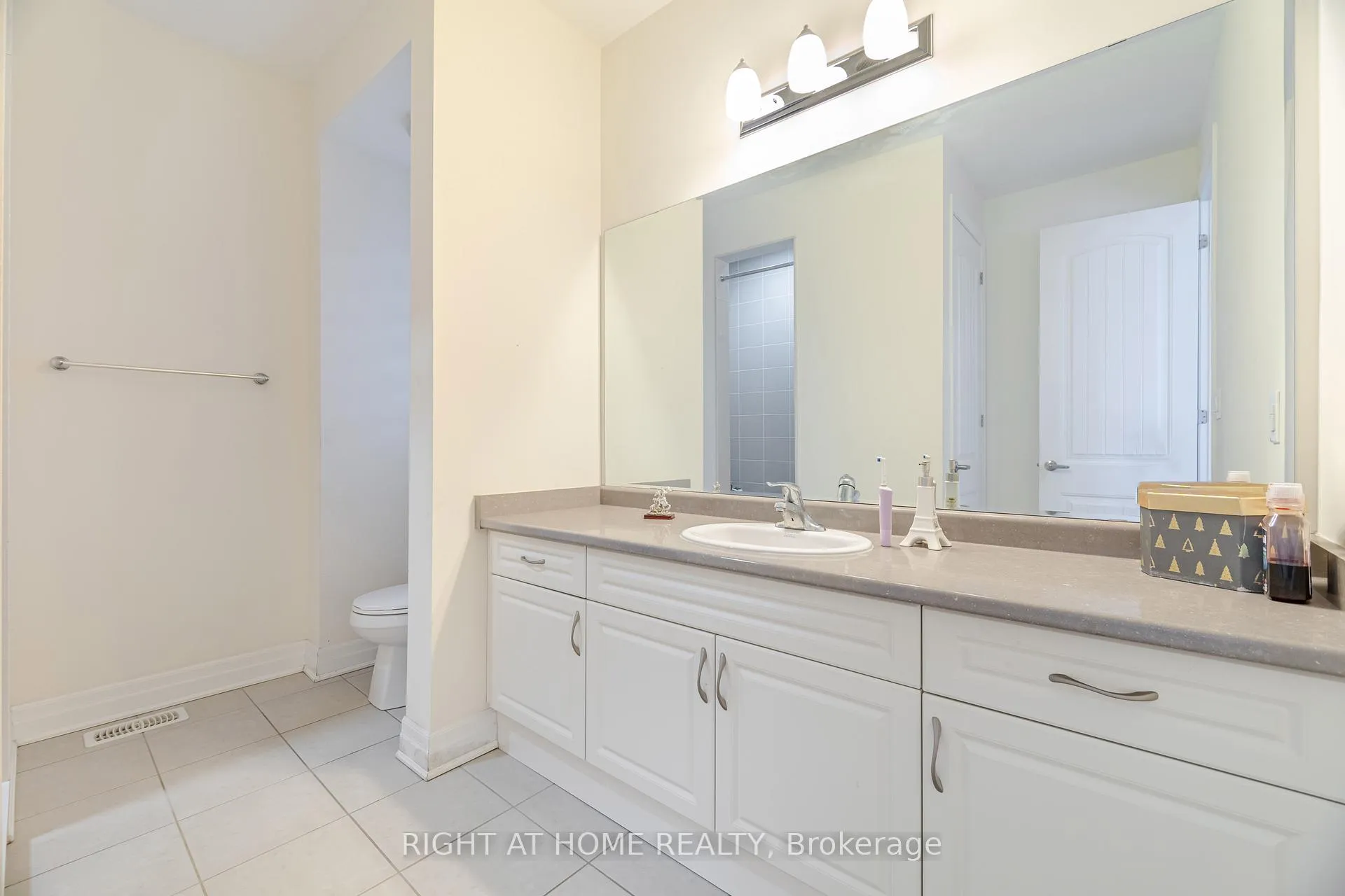 Photo 31 of 1311 (UPPER) Whitney Terrace, Milton, Ford — HOMEH