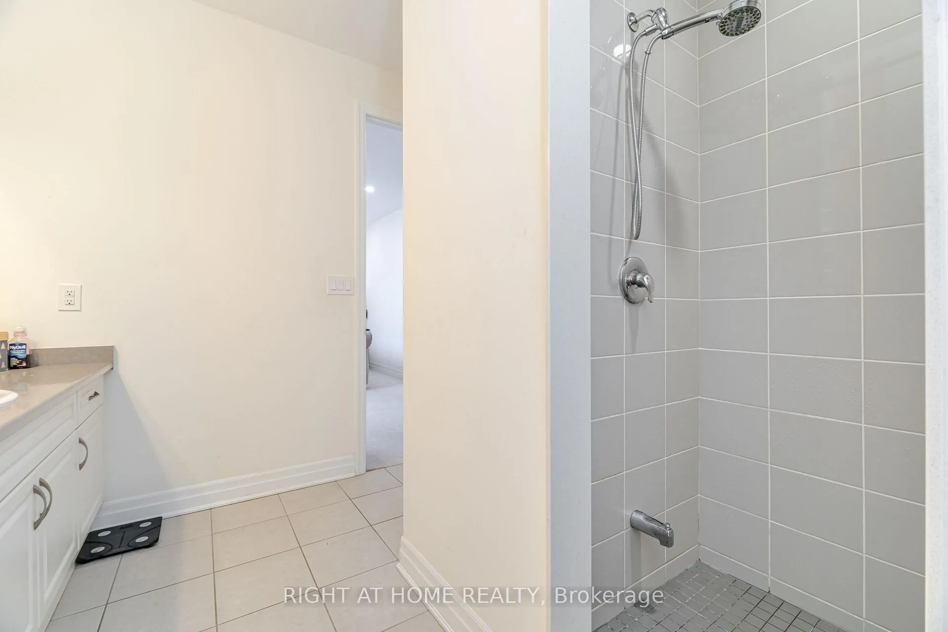 Photo 32 of 1311 (UPPER) Whitney Terrace, Milton, Ford — HOMEH