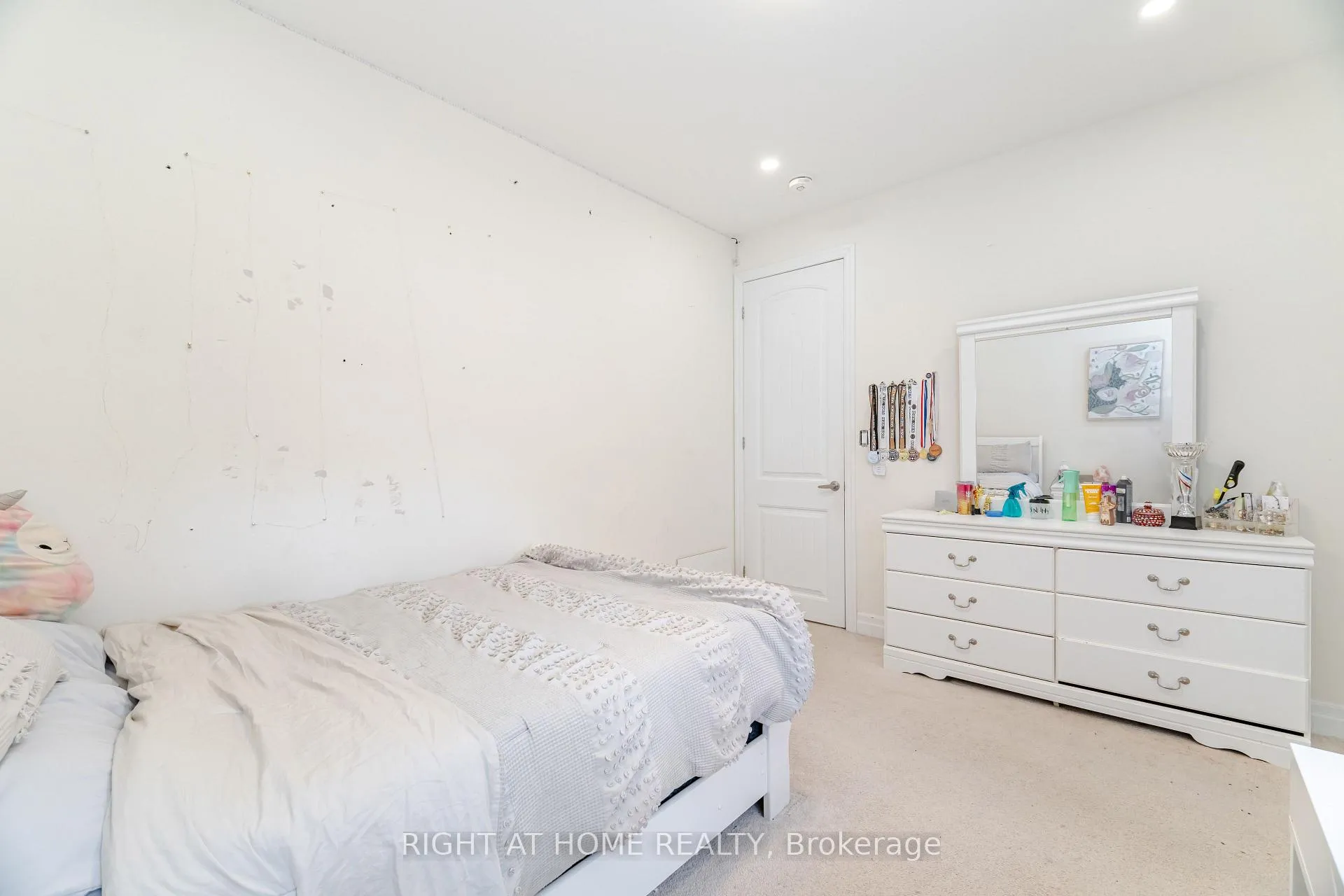 Photo 33 of 1311 (UPPER) Whitney Terrace, Milton, Ford — HOMEH