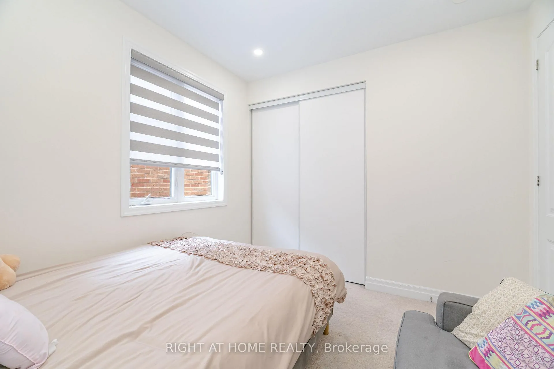 Photo 36 of 1311 (UPPER) Whitney Terrace, Milton, Ford — HOMEH