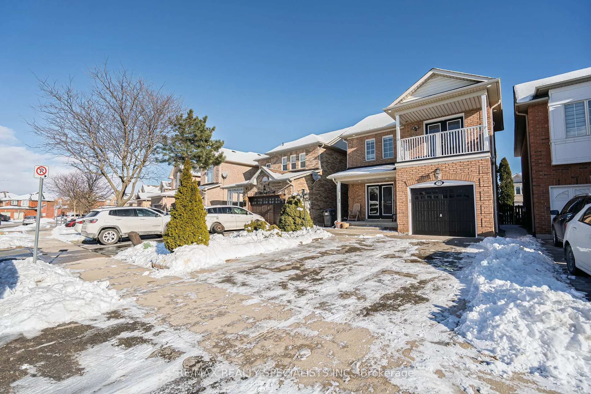 Photo 4 of 35 Dunlop Court, Brampton, Fletcher's Meadow — HOMEH