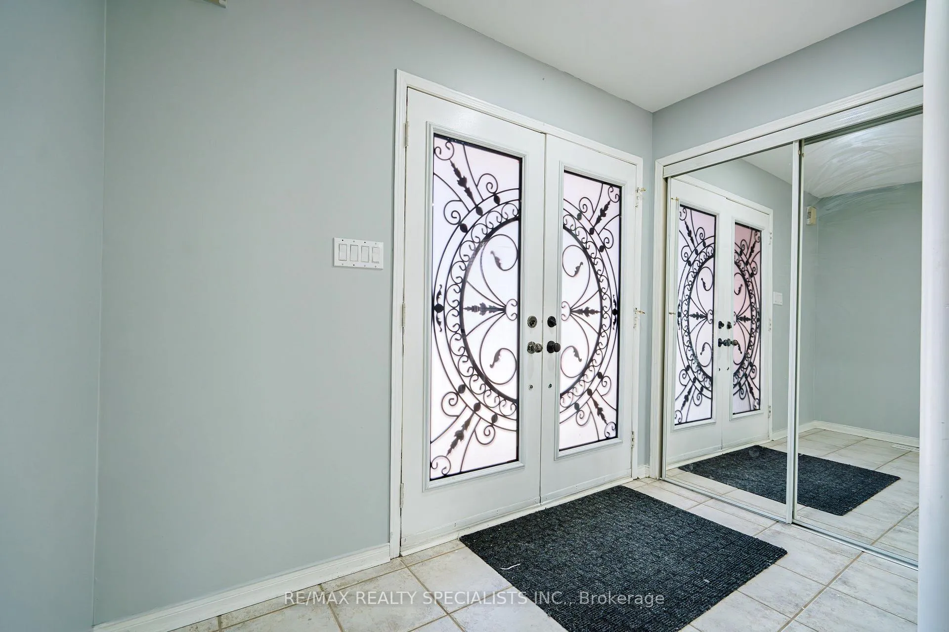 Photo 6 of 35 Dunlop Court, Brampton, Fletcher's Meadow — HOMEH