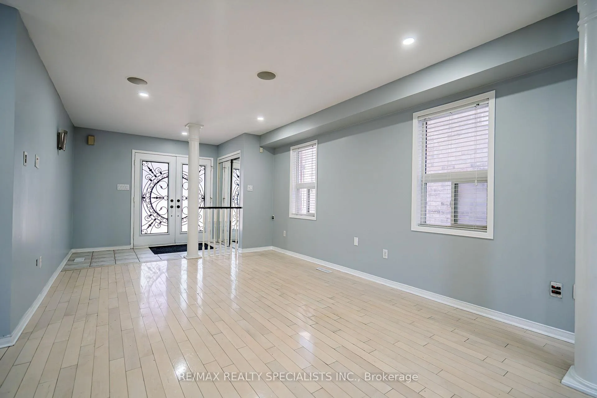 Photo 8 of 35 Dunlop Court, Brampton, Fletcher's Meadow — HOMEH