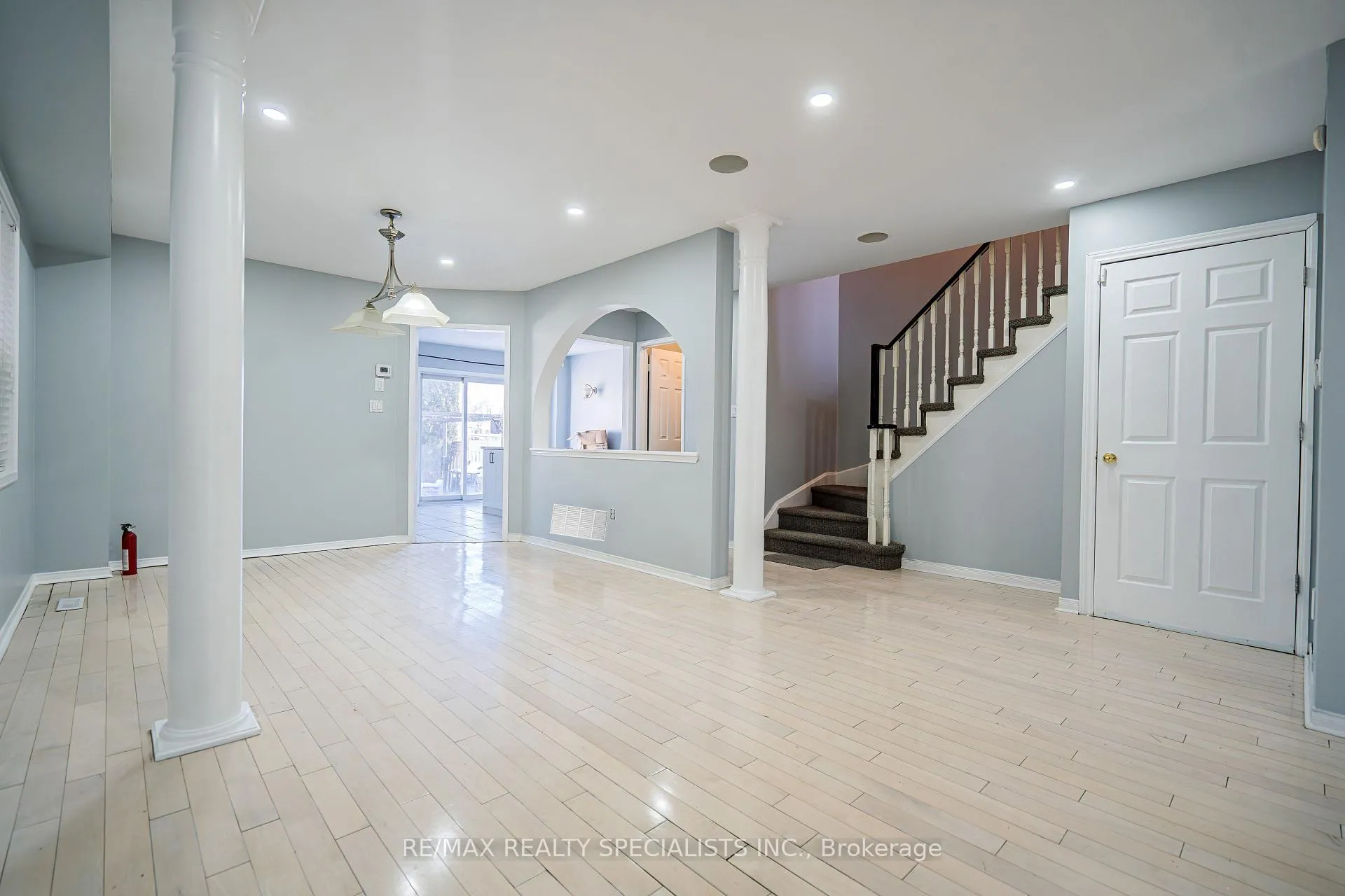 Photo 9 of 35 Dunlop Court, Brampton, Fletcher's Meadow — HOMEH