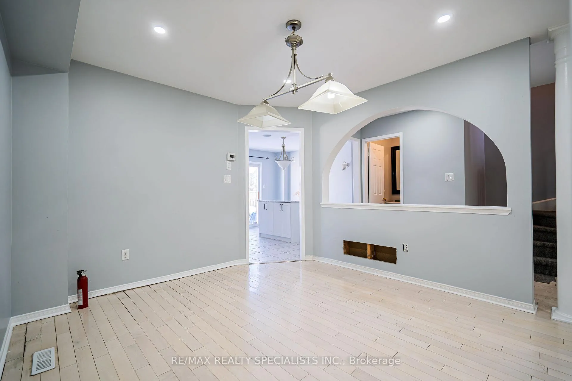 Photo 11 of 35 Dunlop Court, Brampton, Fletcher's Meadow — HOMEH