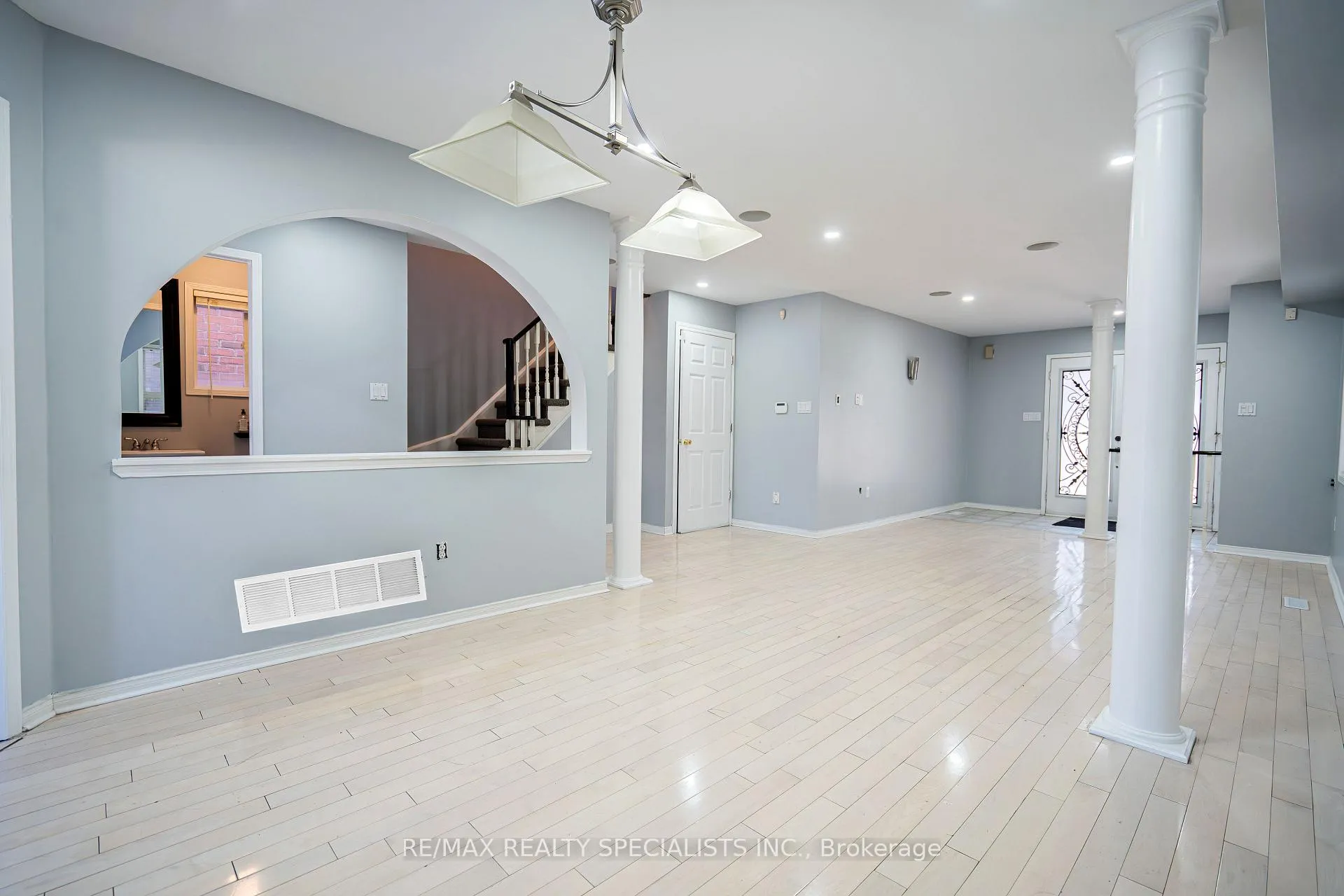 Photo 12 of 35 Dunlop Court, Brampton, Fletcher's Meadow — HOMEH