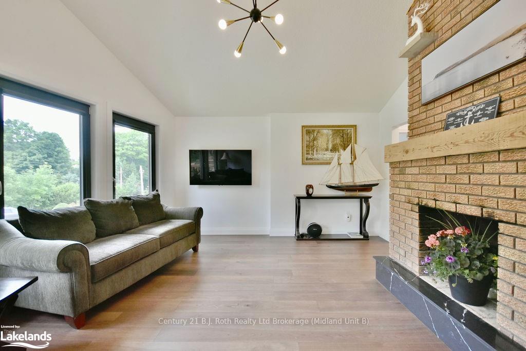 Photo 10 of 26 Glen Cedar Drive, Tiny, Rural Tiny — HOMEH
