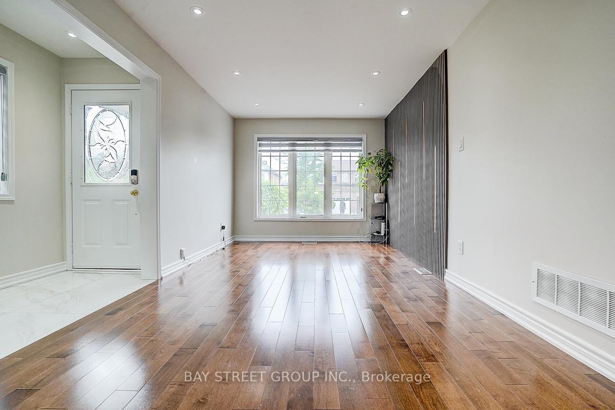 Photo 4 of 34 Hyacinth Crescent, Scarborough, Rouge — HOMEH