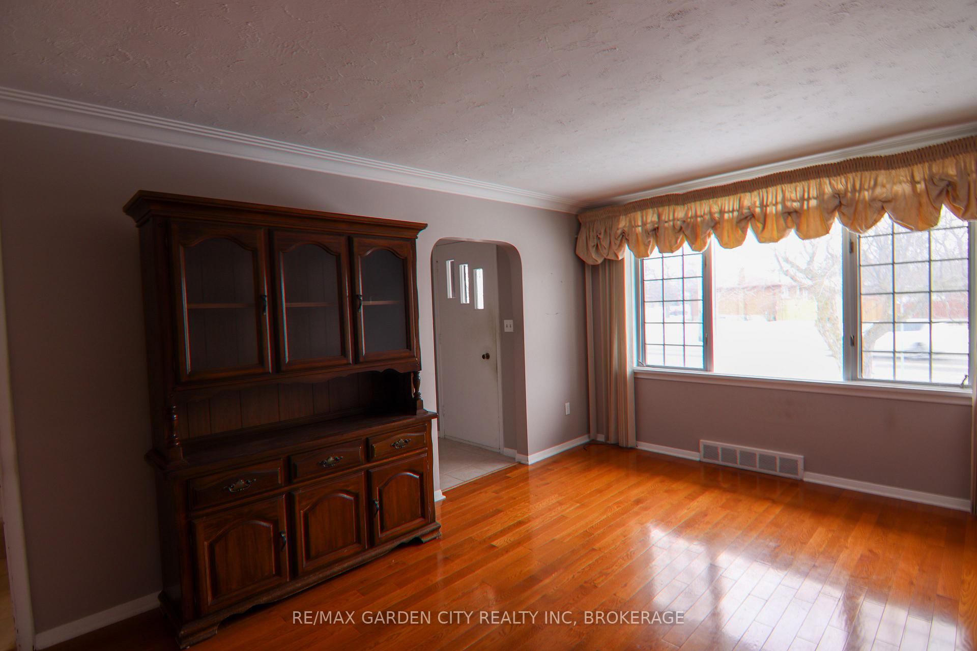 Photo 3 of 97 Collier Road S, Thorold, Confederation Heights — HOMEH