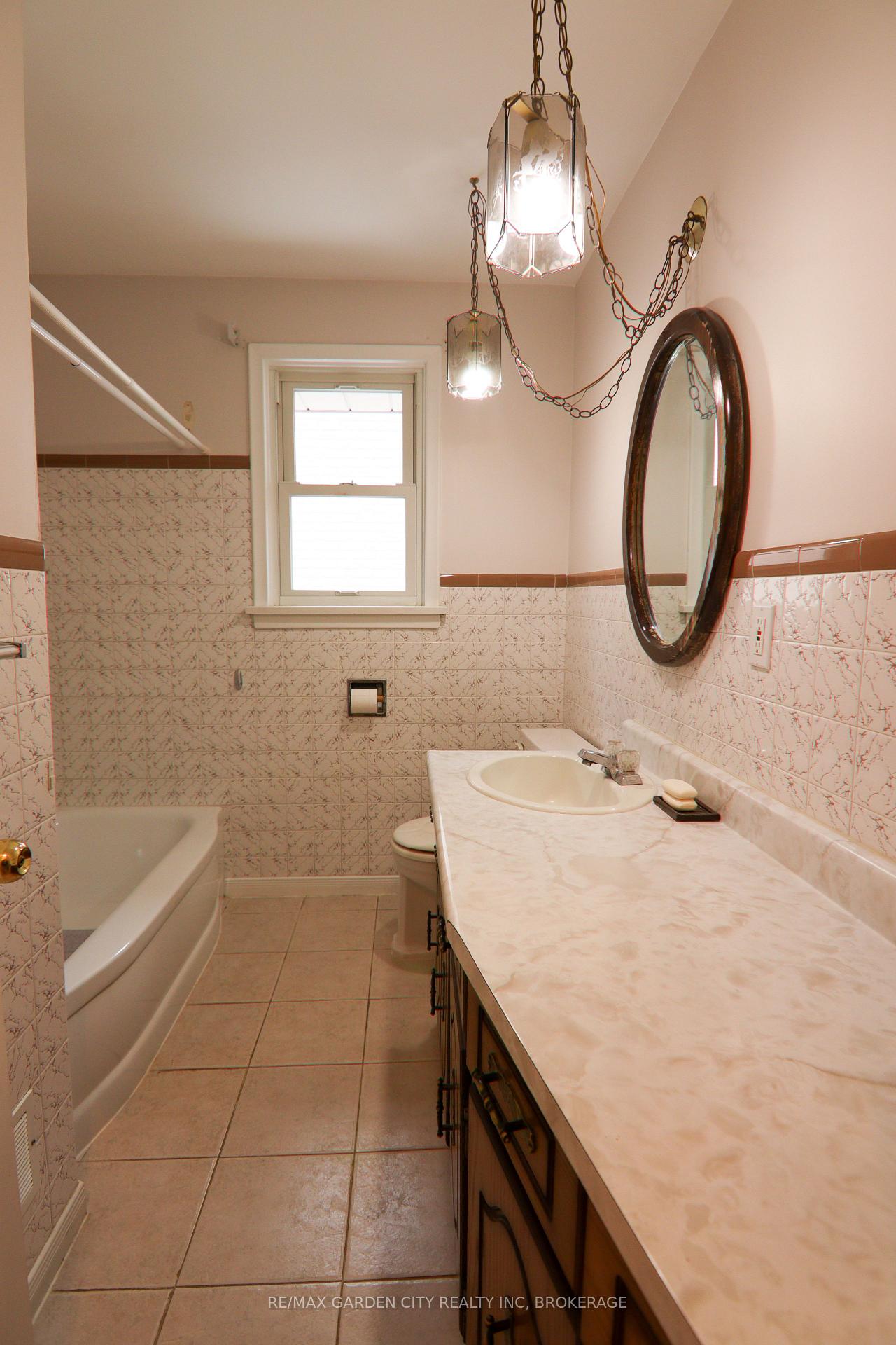 Photo 11 of 97 Collier Road S, Thorold, Confederation Heights — HOMEH