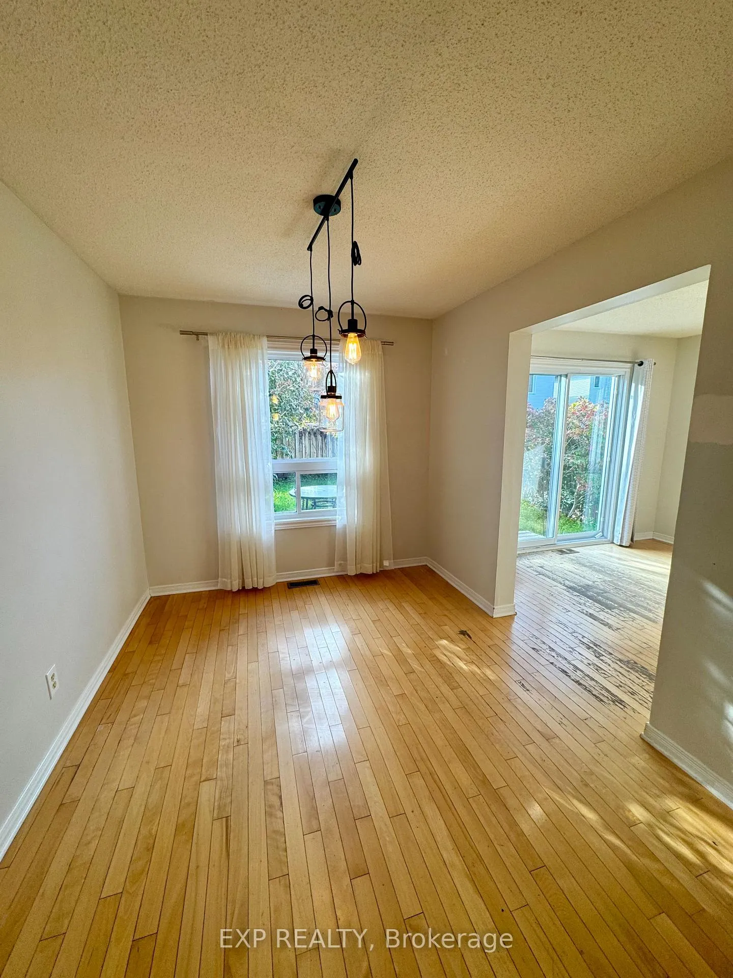Photo 5 of 1834 Duclos Avenue, Ottawa, Chateauneuf — HOMEH