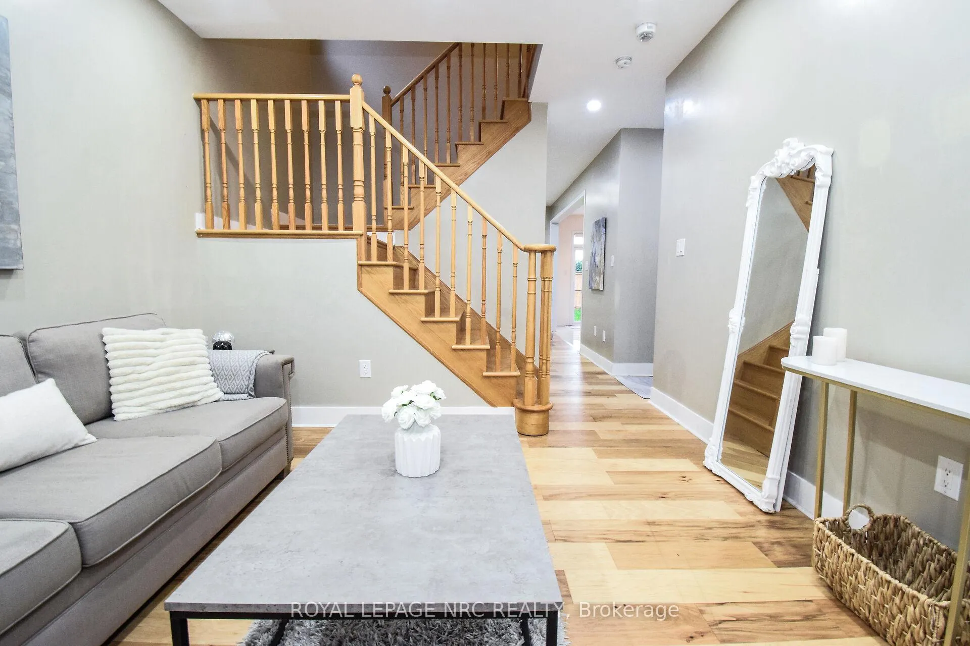 Photo 5 of 7794 Sassafras Trail, Niagara Falls, Brown — HOMEH