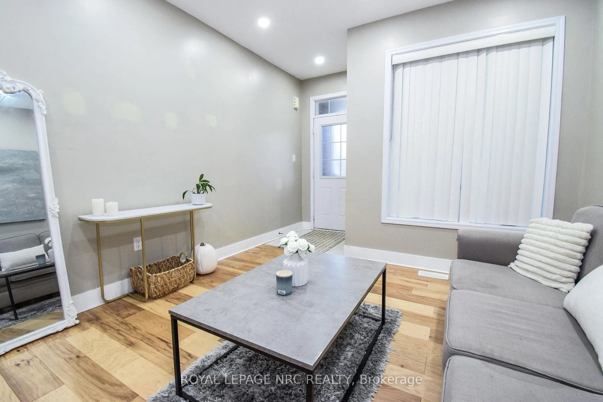 Photo 6 of 7794 Sassafras Trail, Niagara Falls, Brown — HOMEH