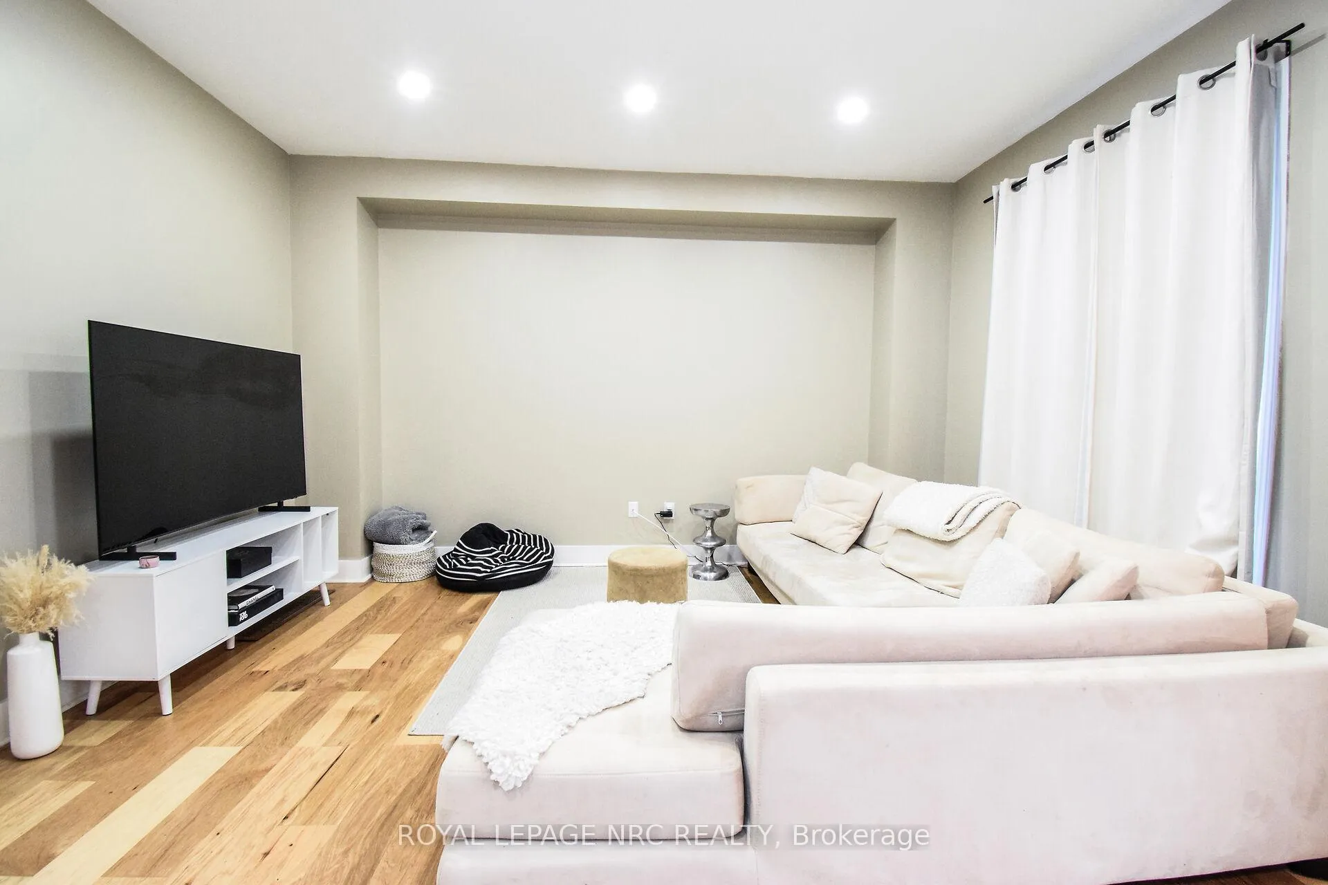 Photo 12 of 7794 Sassafras Trail, Niagara Falls, Brown — HOMEH