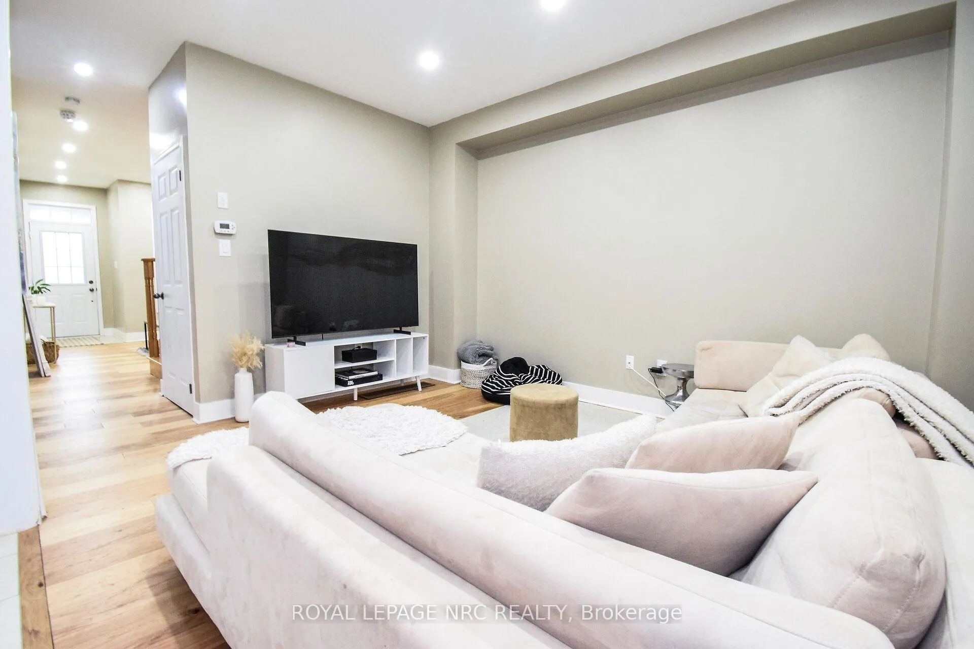 Photo 13 of 7794 Sassafras Trail, Niagara Falls, Brown — HOMEH