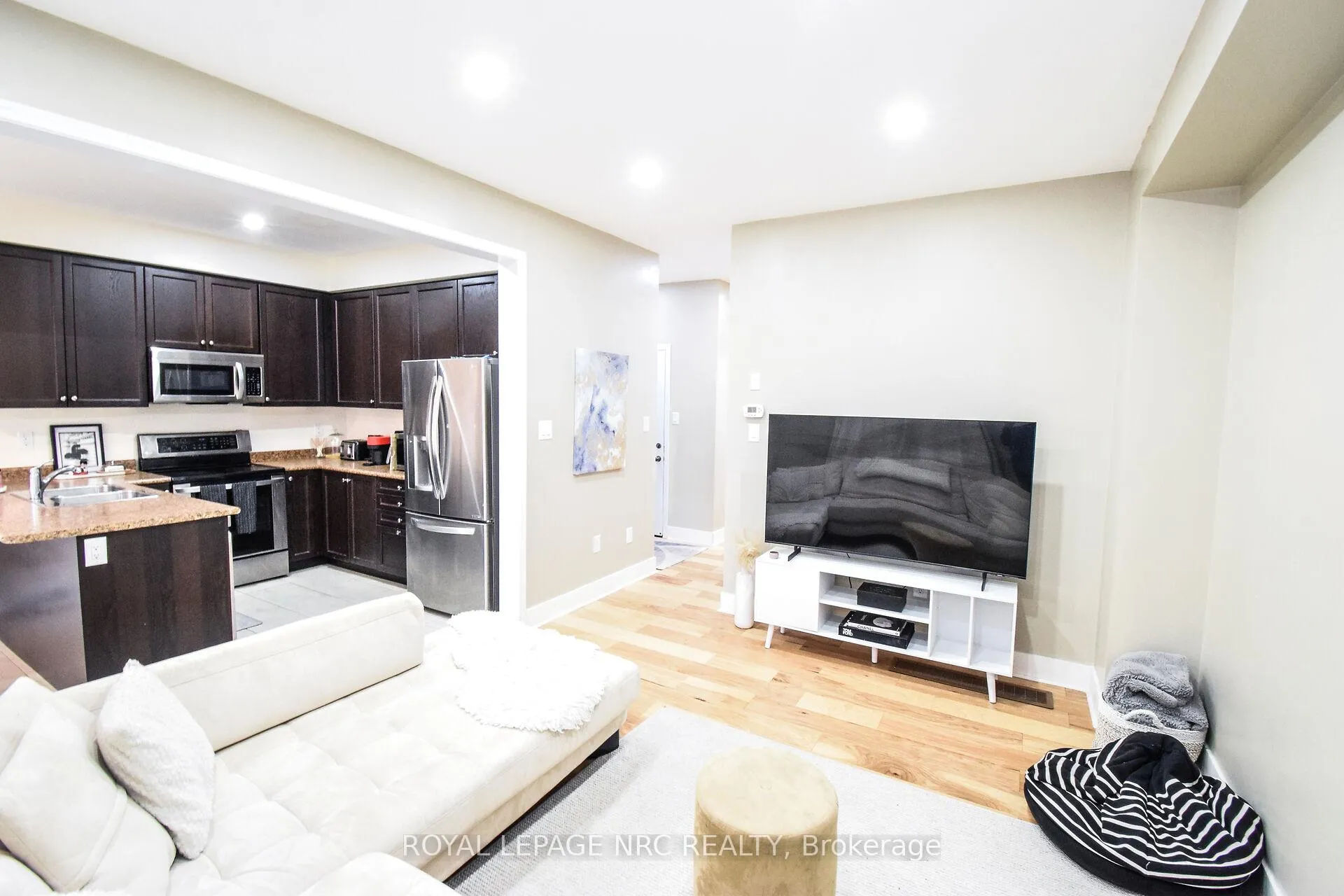 Photo 15 of 7794 Sassafras Trail, Niagara Falls, Brown — HOMEH