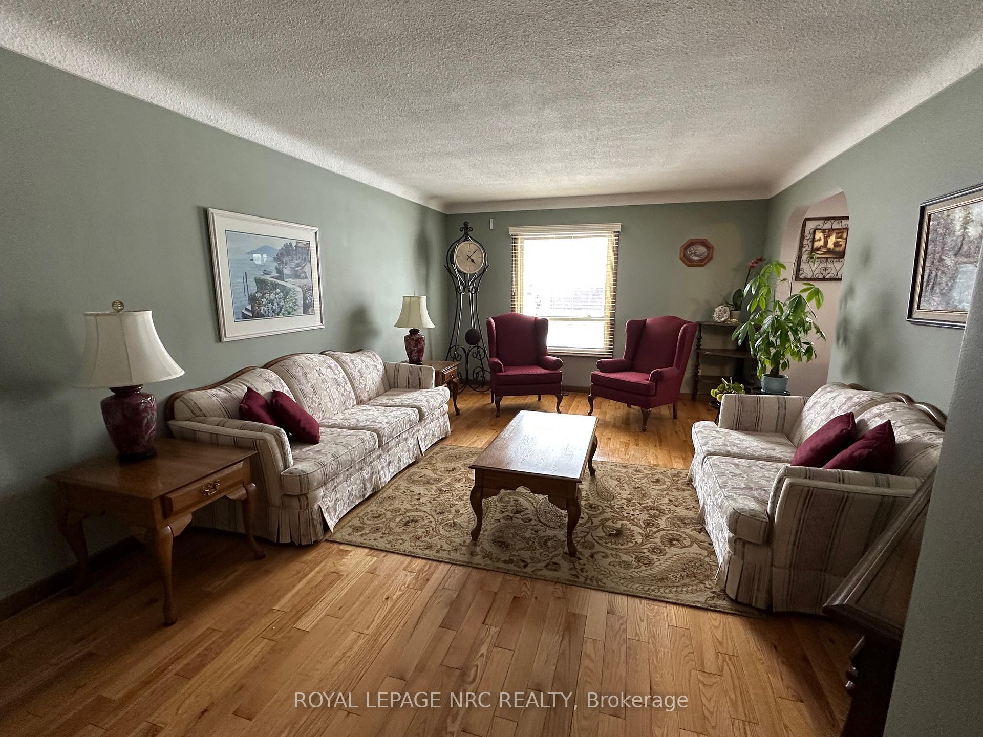 Photo 6 of 10 Mcdonagh Crescent, Thorold, Confederation Heights — HOMEH