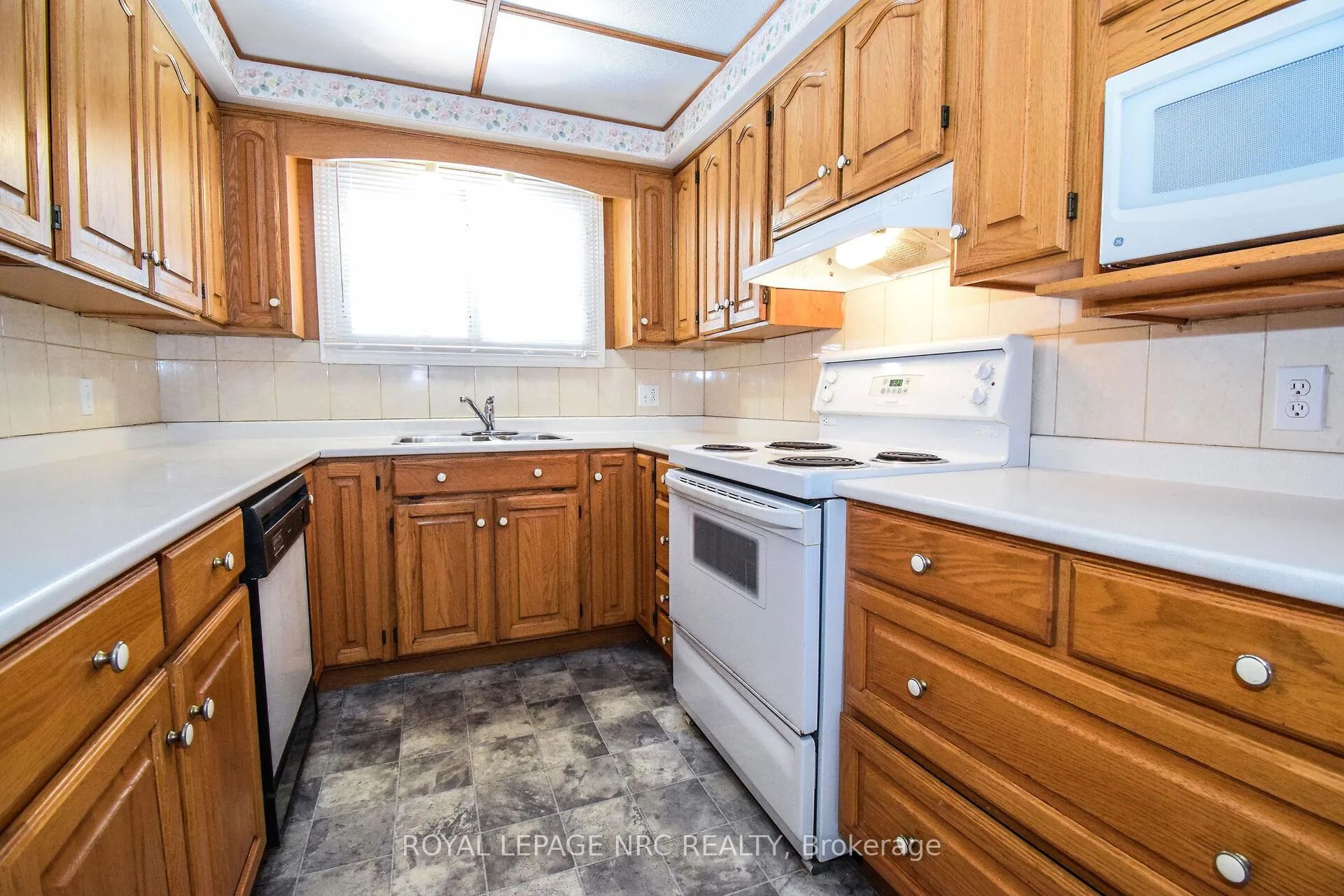 Photo 13 of 13 Westmount Crescent, Welland, Prince Charles — HOMEH