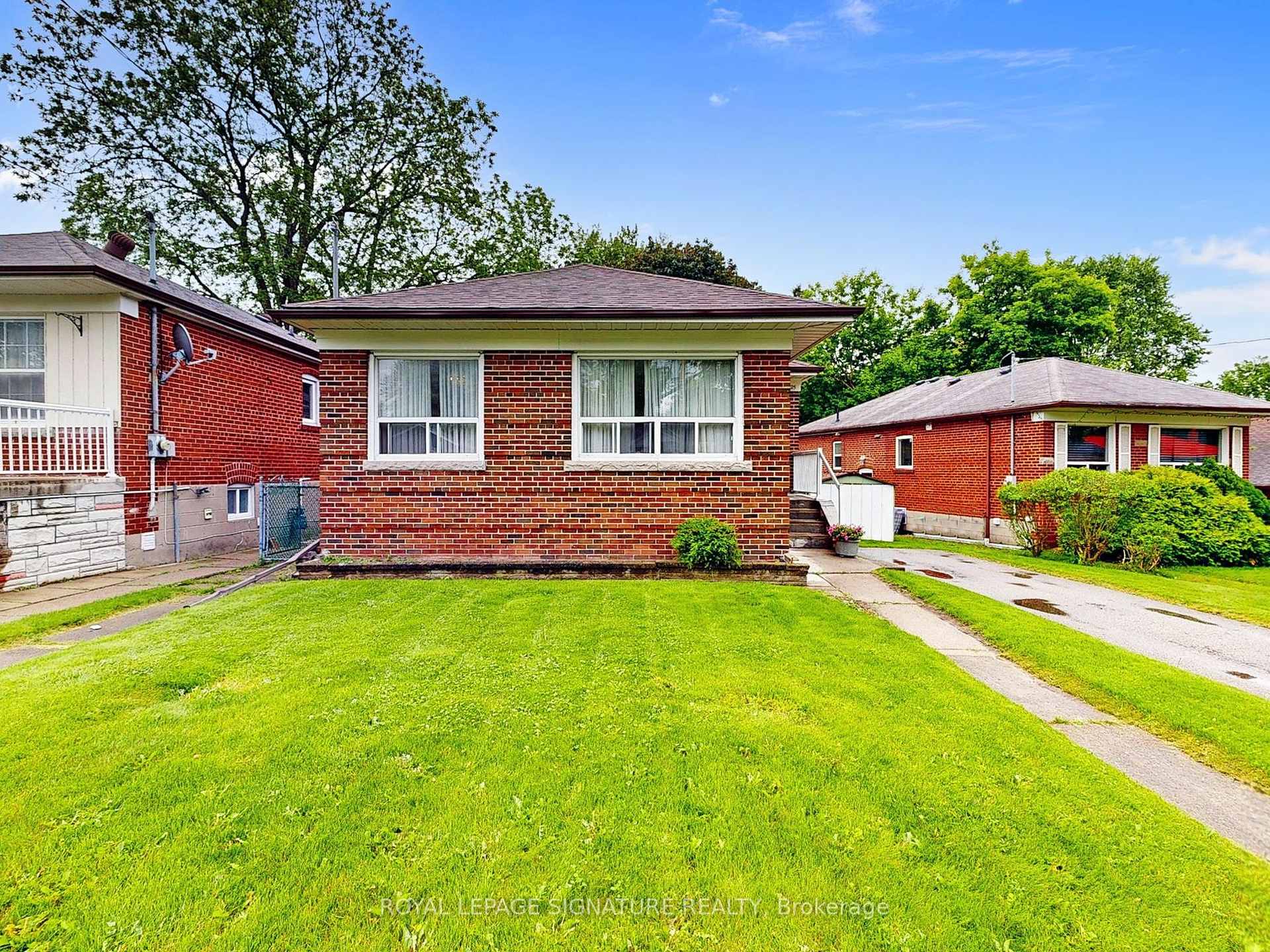 Front of 25 Mackinac Crescent