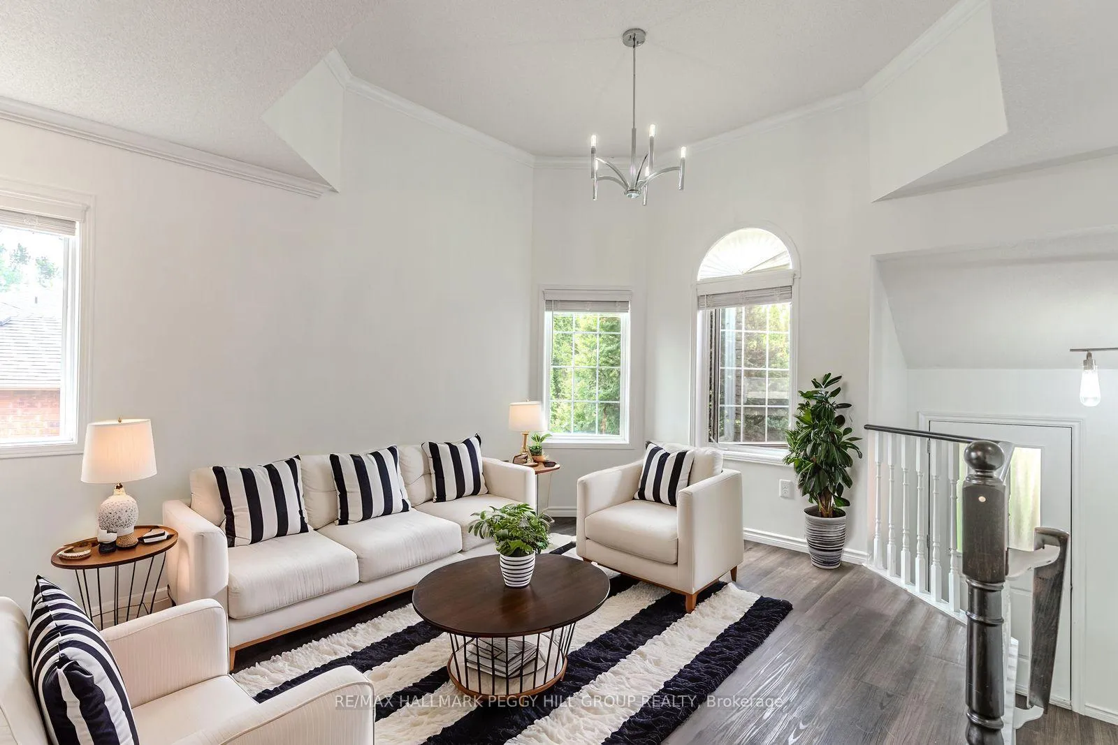 Photo 2 of 51 Golden Eagle Way, Barrie, Little Lake — HOMEH