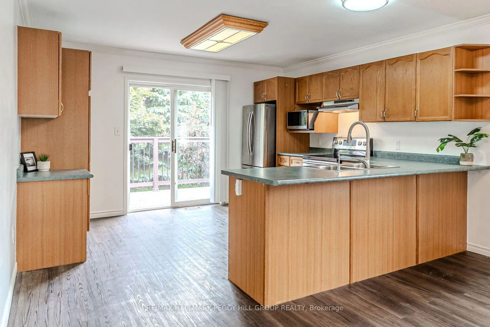 Photo 4 of 51 Golden Eagle Way, Barrie, Little Lake — HOMEH
