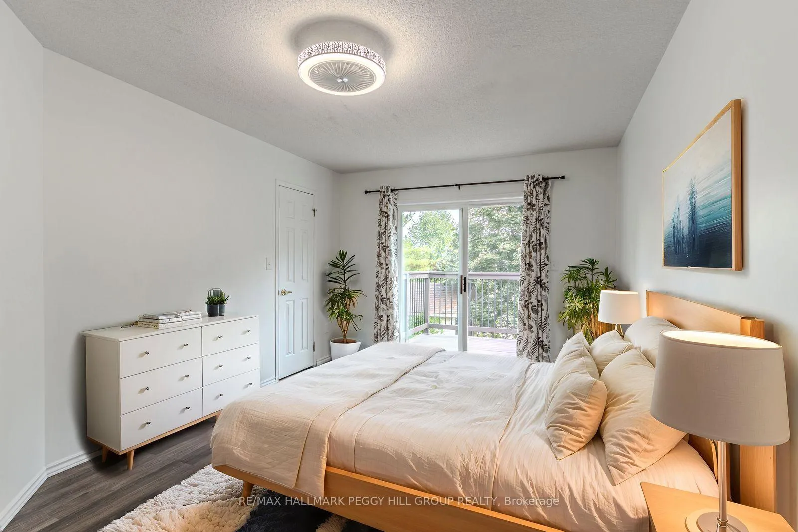 Photo 5 of 51 Golden Eagle Way, Barrie, Little Lake — HOMEH