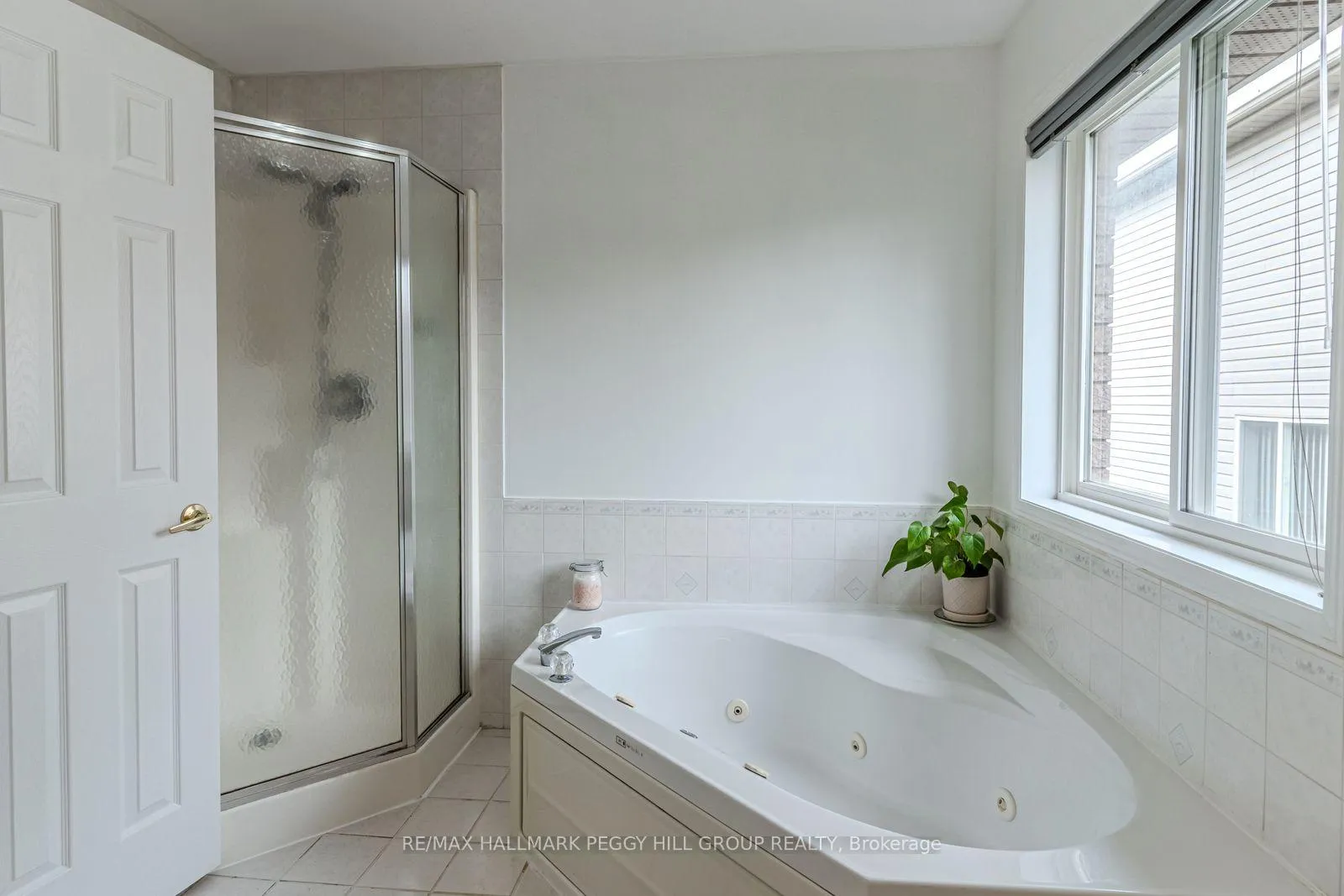 Photo 6 of 51 Golden Eagle Way, Barrie, Little Lake — HOMEH