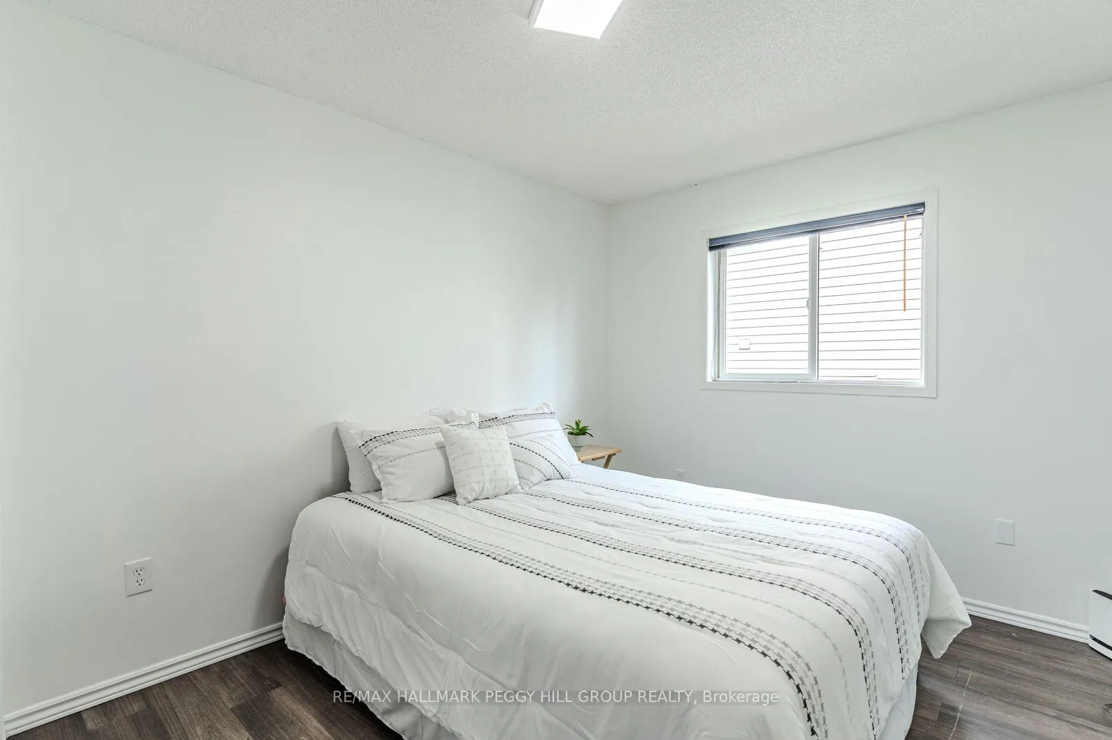Photo 7 of 51 Golden Eagle Way, Barrie, Little Lake — HOMEH