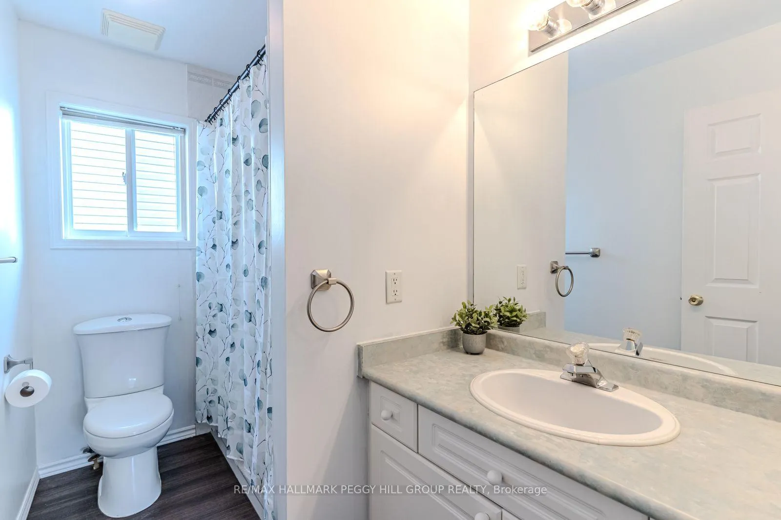 Photo 8 of 51 Golden Eagle Way, Barrie, Little Lake — HOMEH