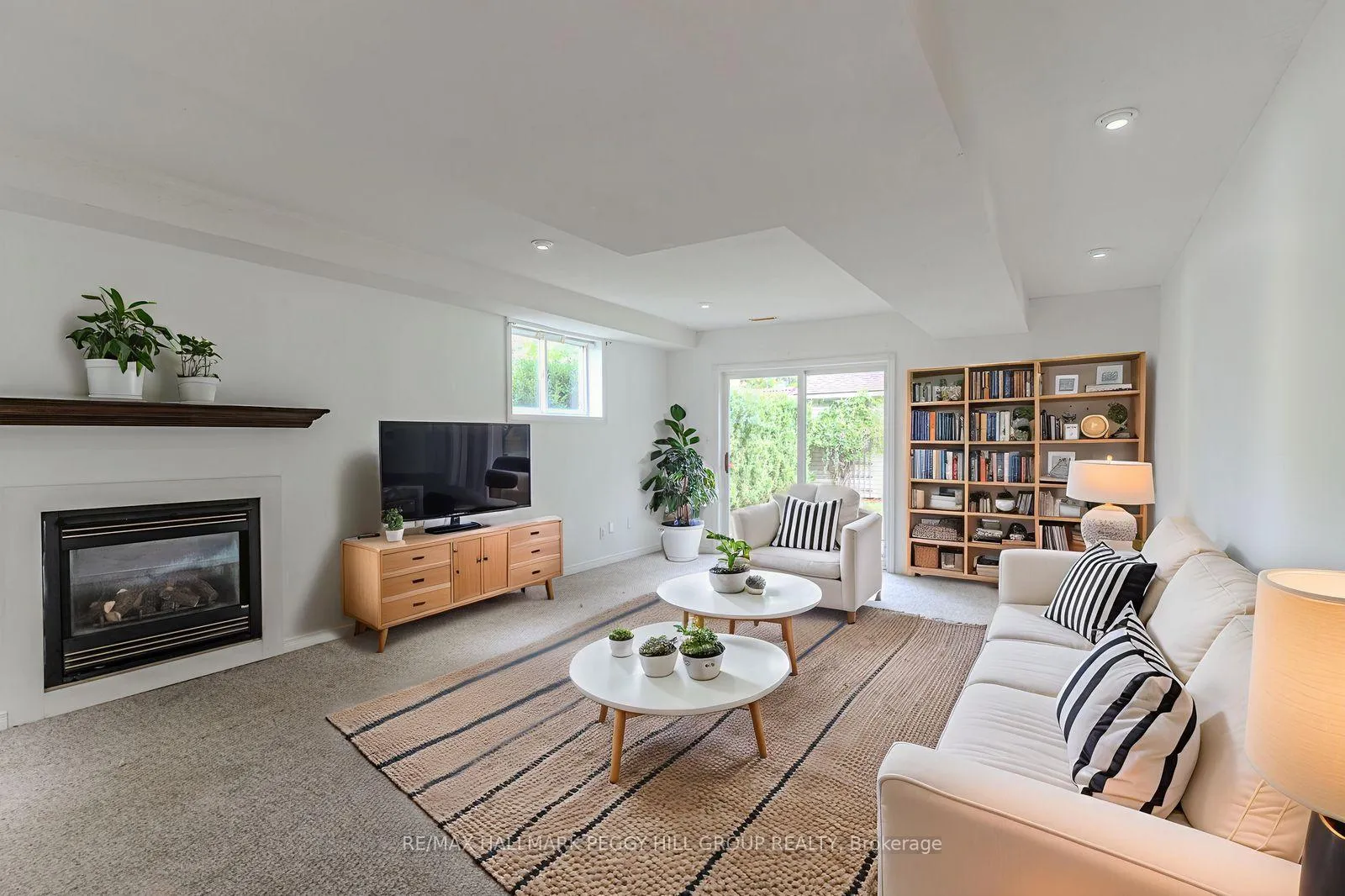 Photo 9 of 51 Golden Eagle Way, Barrie, Little Lake — HOMEH