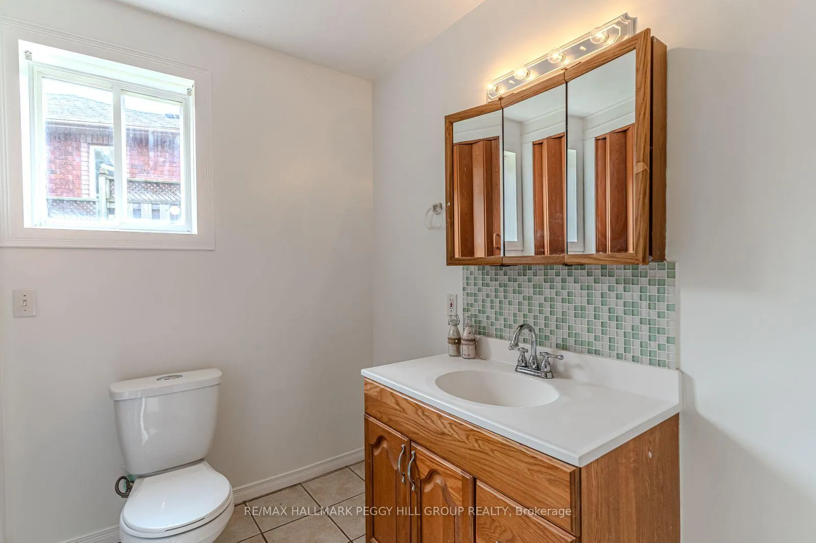 Photo 12 of 51 Golden Eagle Way, Barrie, Little Lake — HOMEH