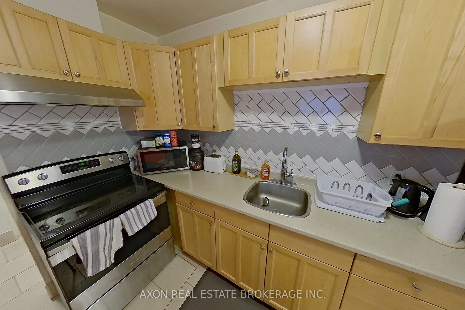 Photo 20 of 422 Barrie Street, Kingston, East of Sir John A. Blvd — HOMEH
