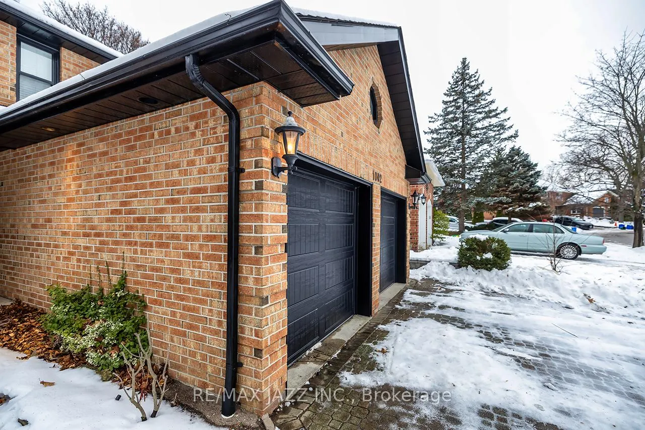 Photo 4 of 1002 Riverview Crescent, Pickering, Rougemount — HOMEH