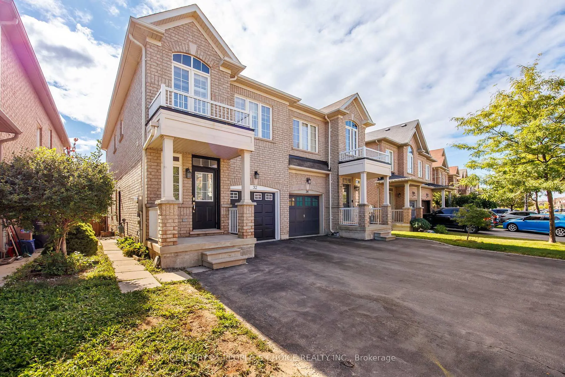 Photo 3 of 32 Frenchpark Circle, Brampton, Credit Valley — HOMEH
