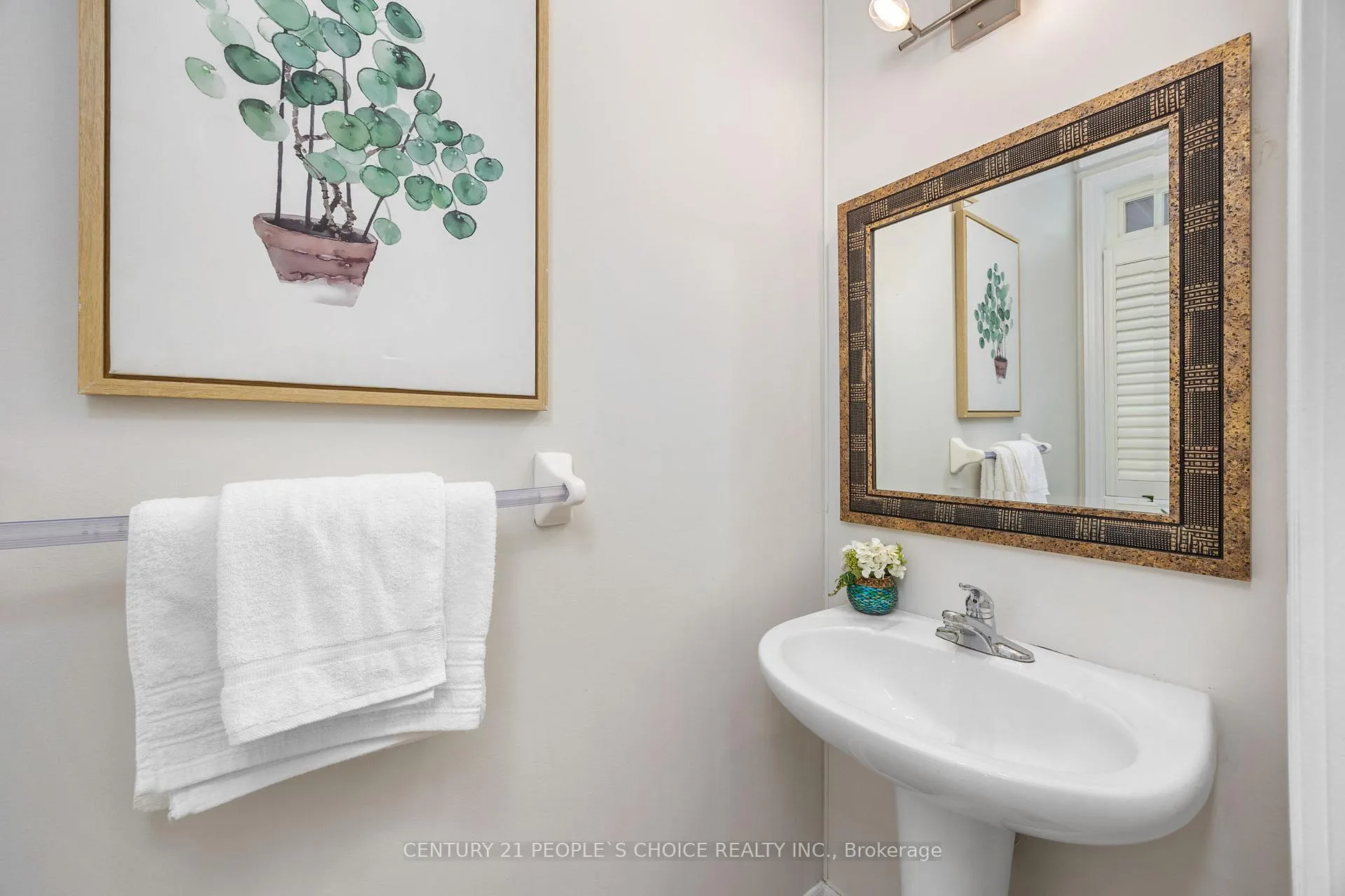 Photo 5 of 32 Frenchpark Circle, Brampton, Credit Valley — HOMEH