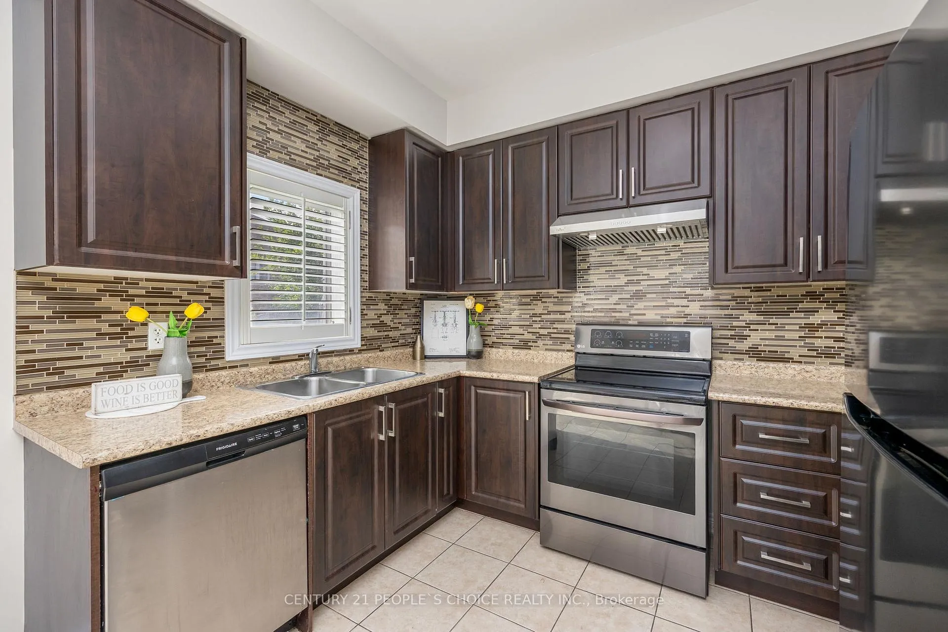 Photo 11 of 32 Frenchpark Circle, Brampton, Credit Valley — HOMEH