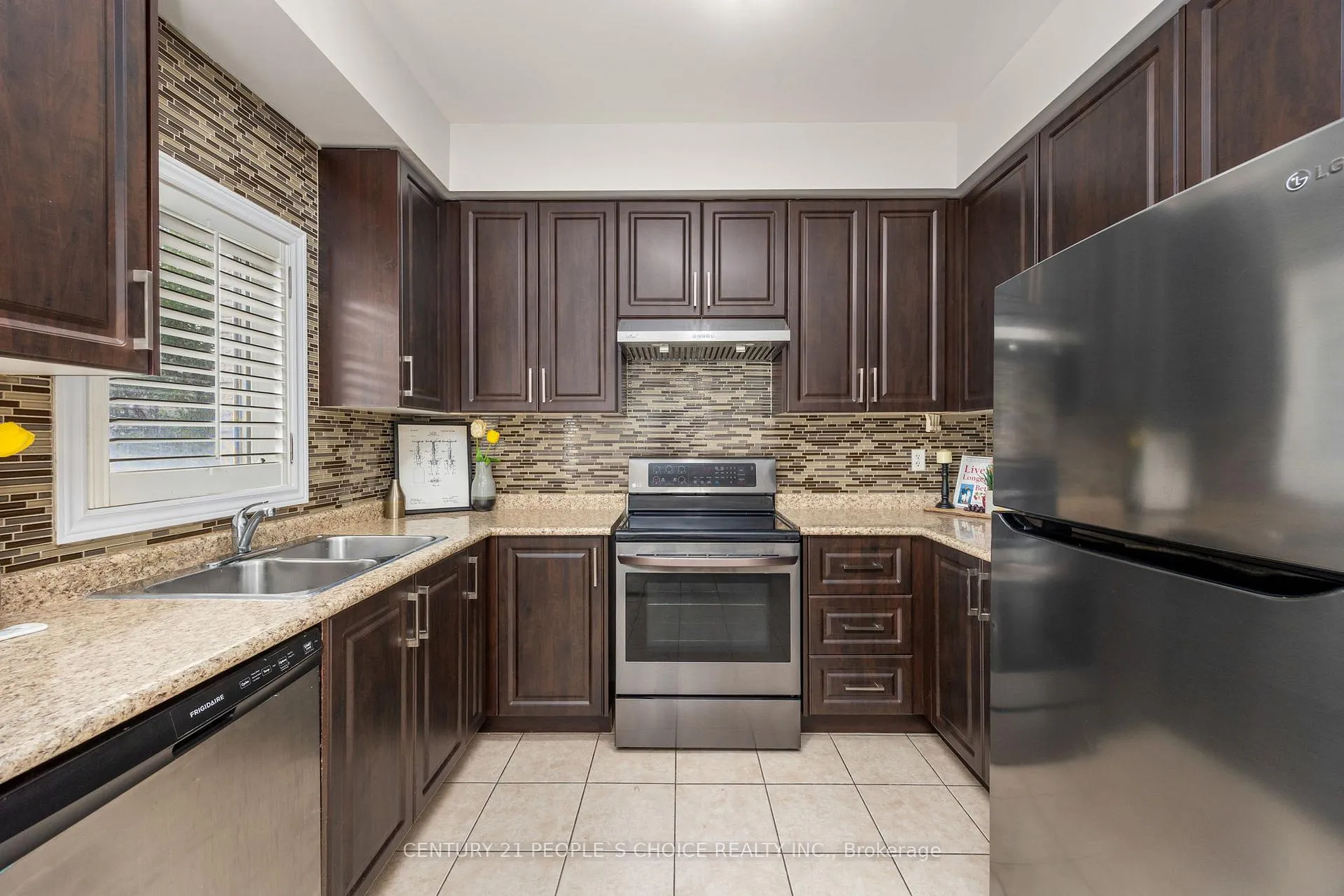 Photo 12 of 32 Frenchpark Circle, Brampton, Credit Valley — HOMEH