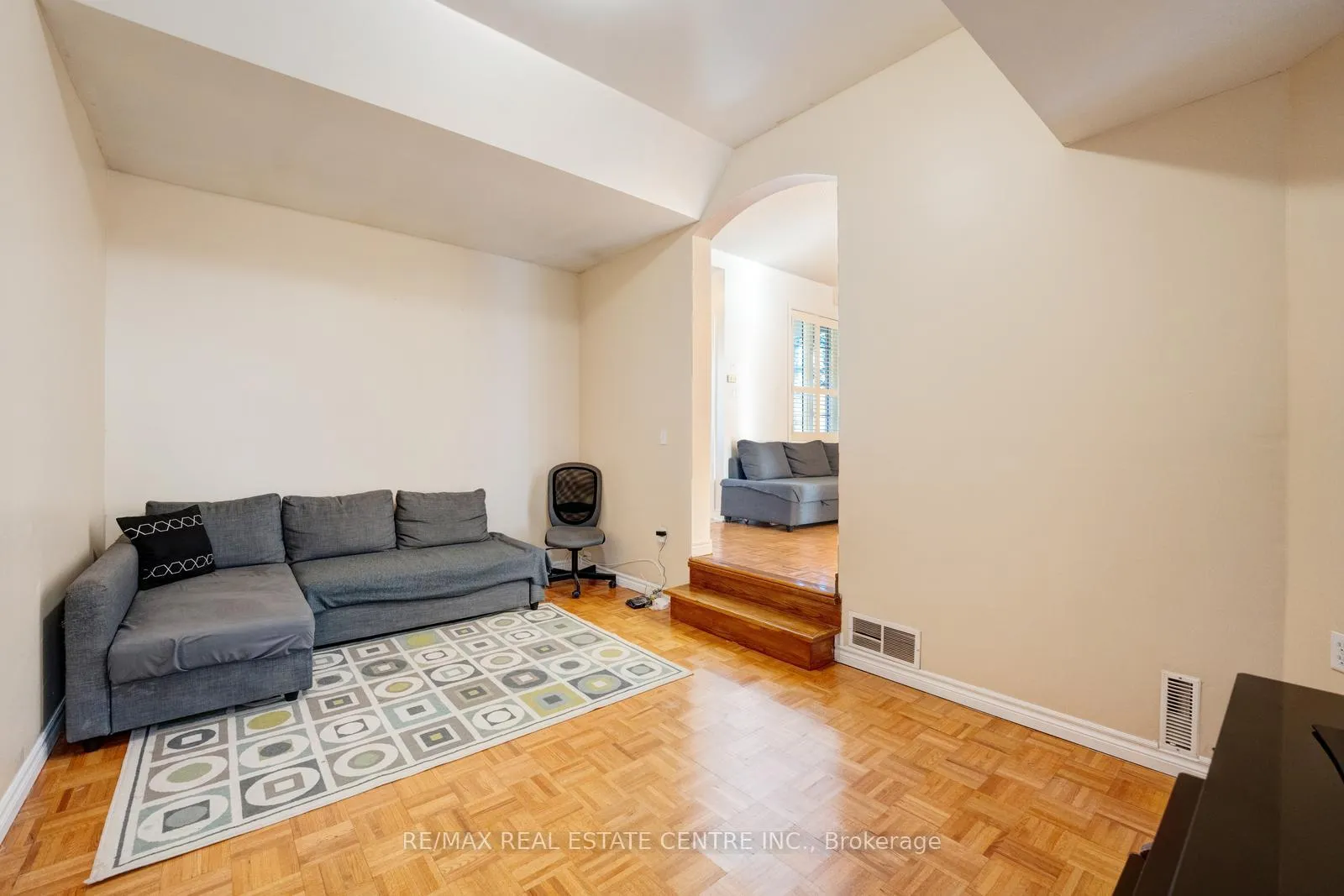 Photo 8 of 9 Dolce Crescent, Vaughan, Vellore Village — HOMEH