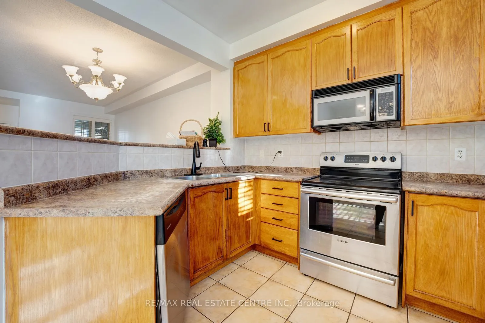 Photo 13 of 9 Dolce Crescent, Vaughan, Vellore Village — HOMEH