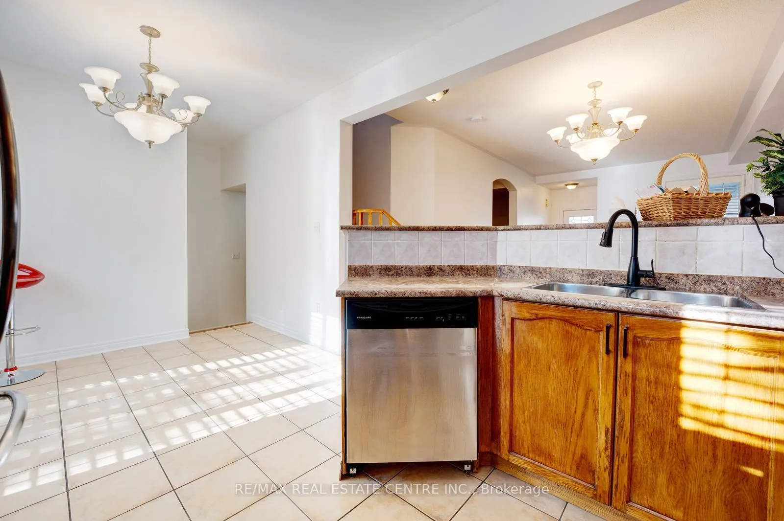 Photo 14 of 9 Dolce Crescent, Vaughan, Vellore Village — HOMEH