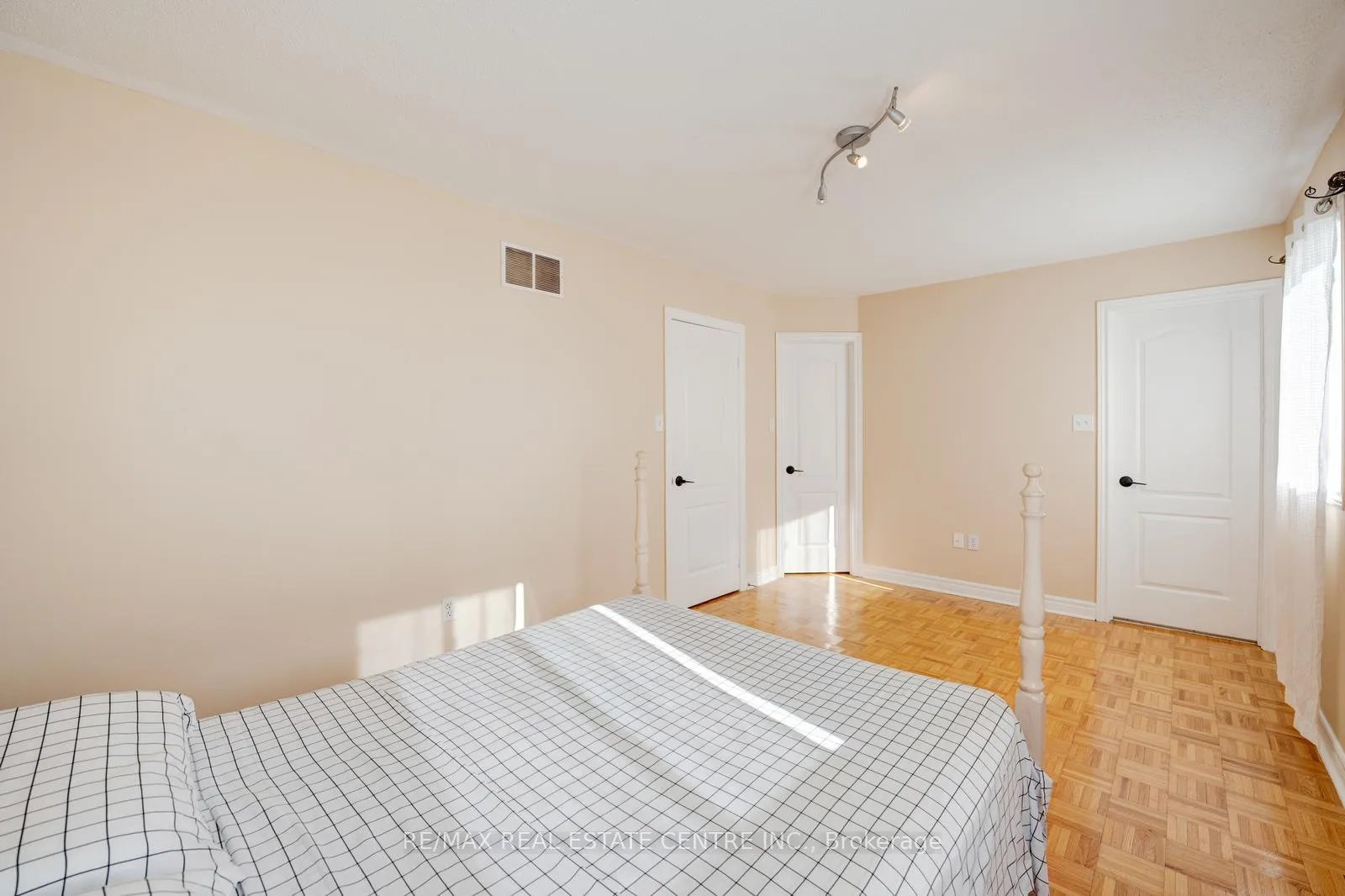 Photo 22 of 9 Dolce Crescent, Vaughan, Vellore Village — HOMEH