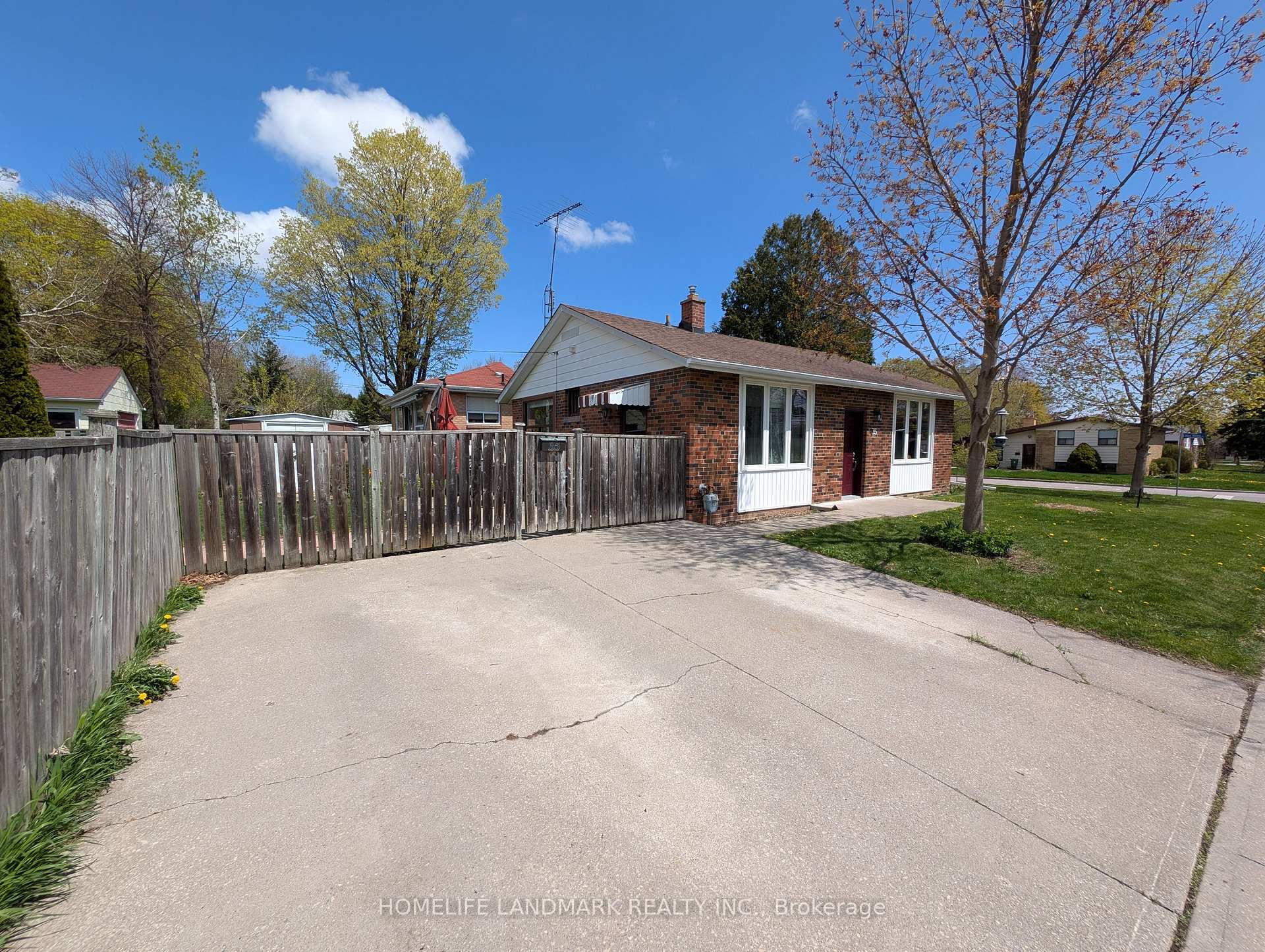 Photo 2 of 35 Benshire Drive, Scarborough, Woburn — HOMEH