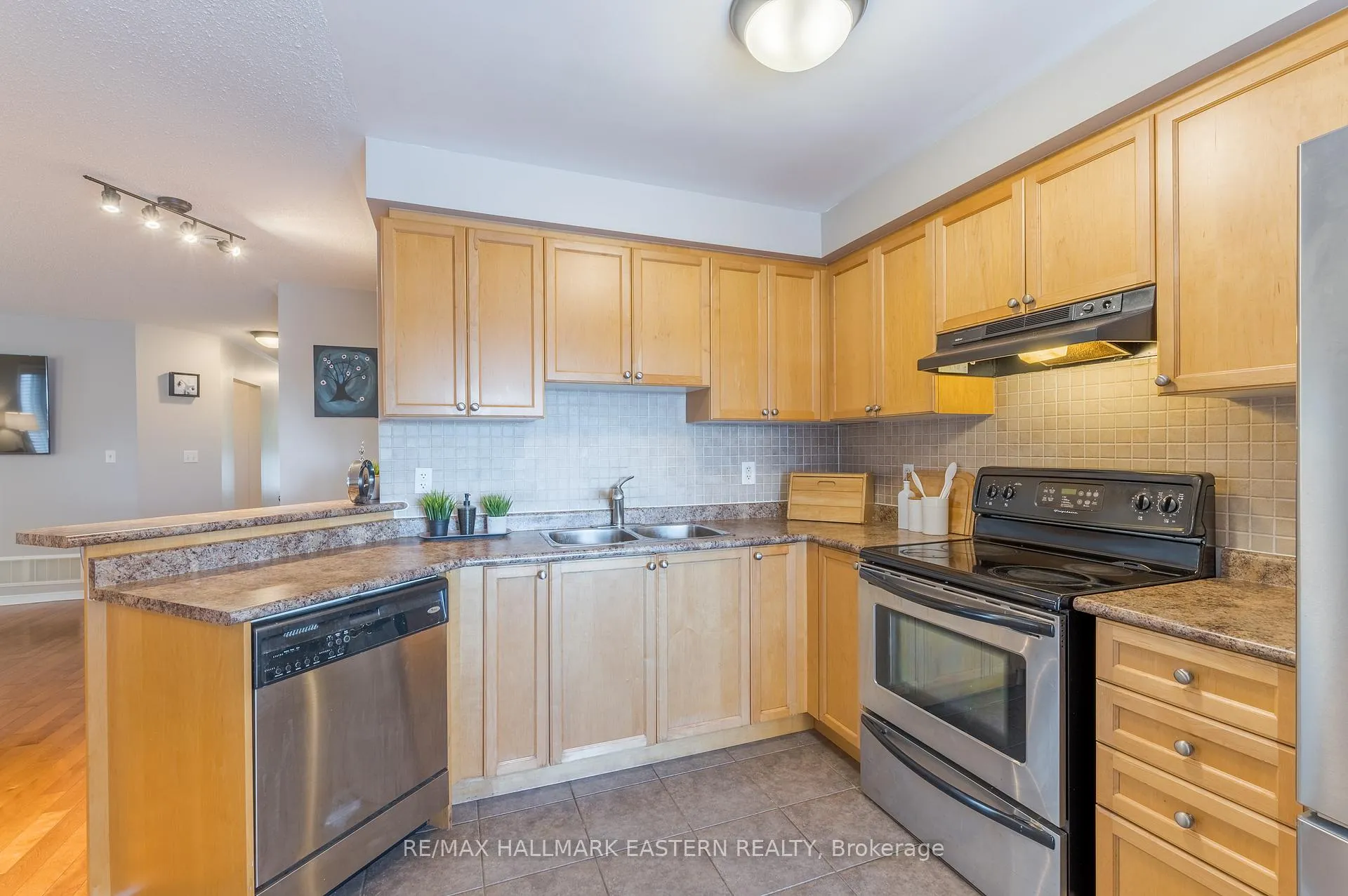 Photo 14 of 531 Garbutt Terrace, Peterborough, Northcrest Ward 5 — HOMEH