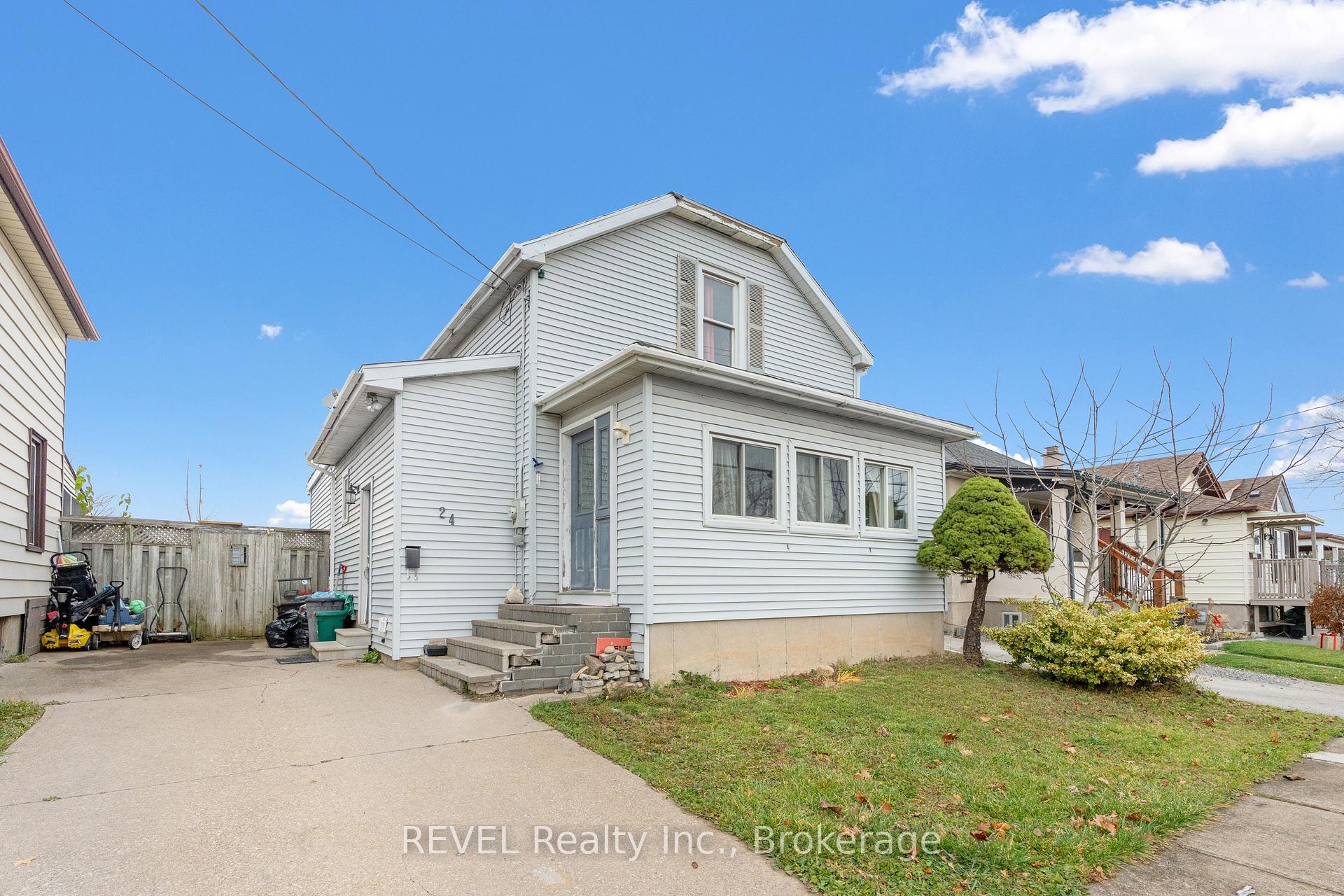 Front of 24 Lyndon Street W