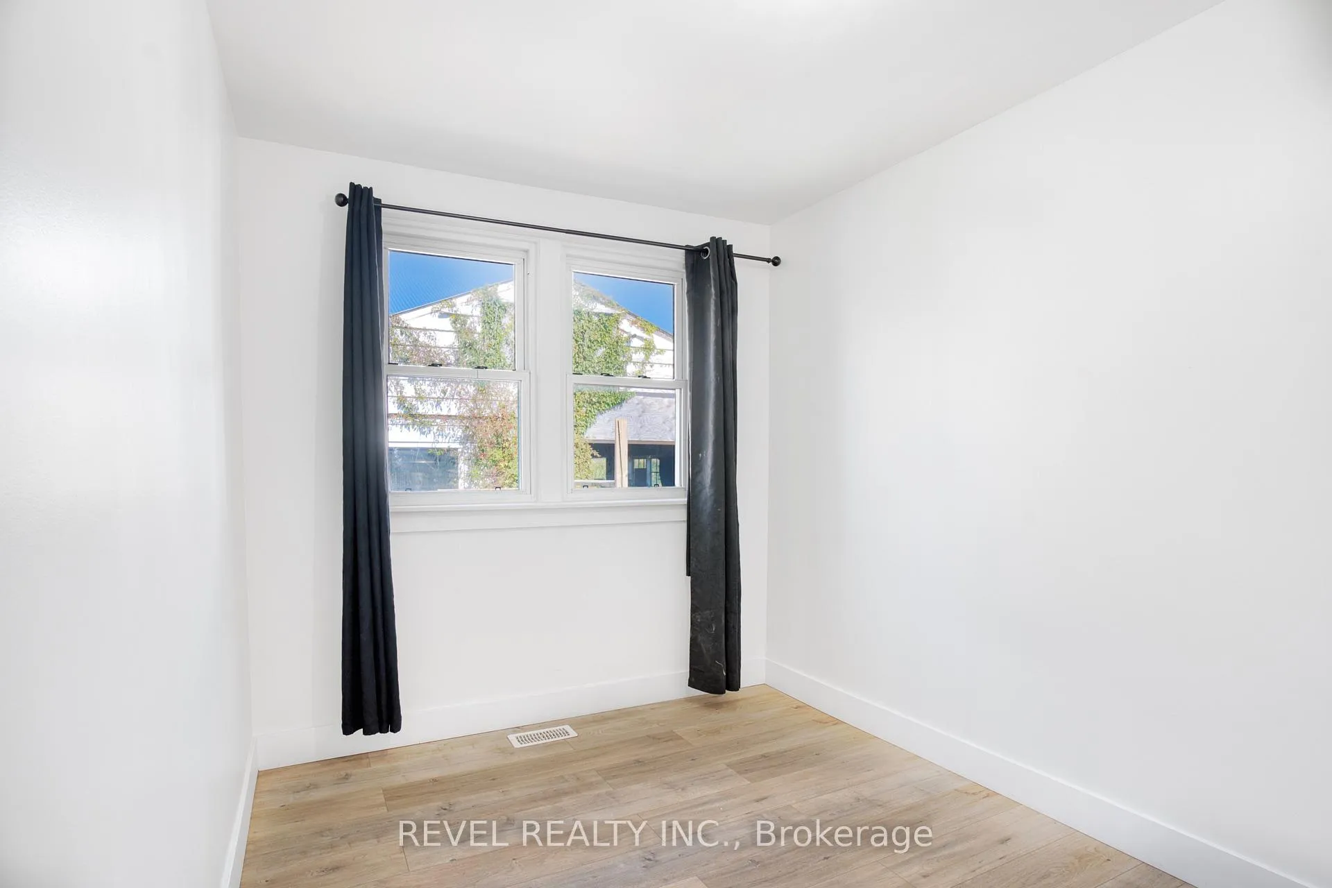 Photo 10 of 15330 Plover Mills Road, Middlesex Centre, Bryanston — HOMEH
