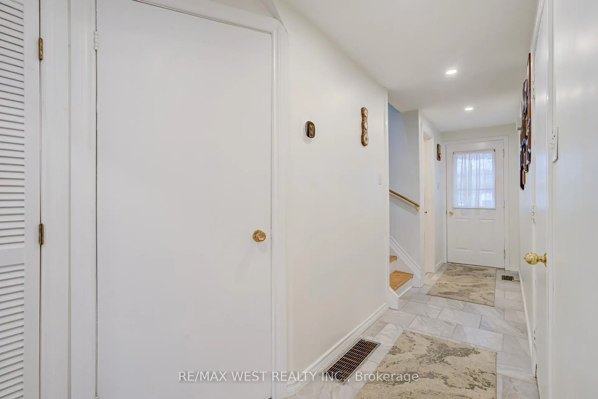 Photo 4 of 20 Corbett Drive, Barrie, Grove East — HOMEH