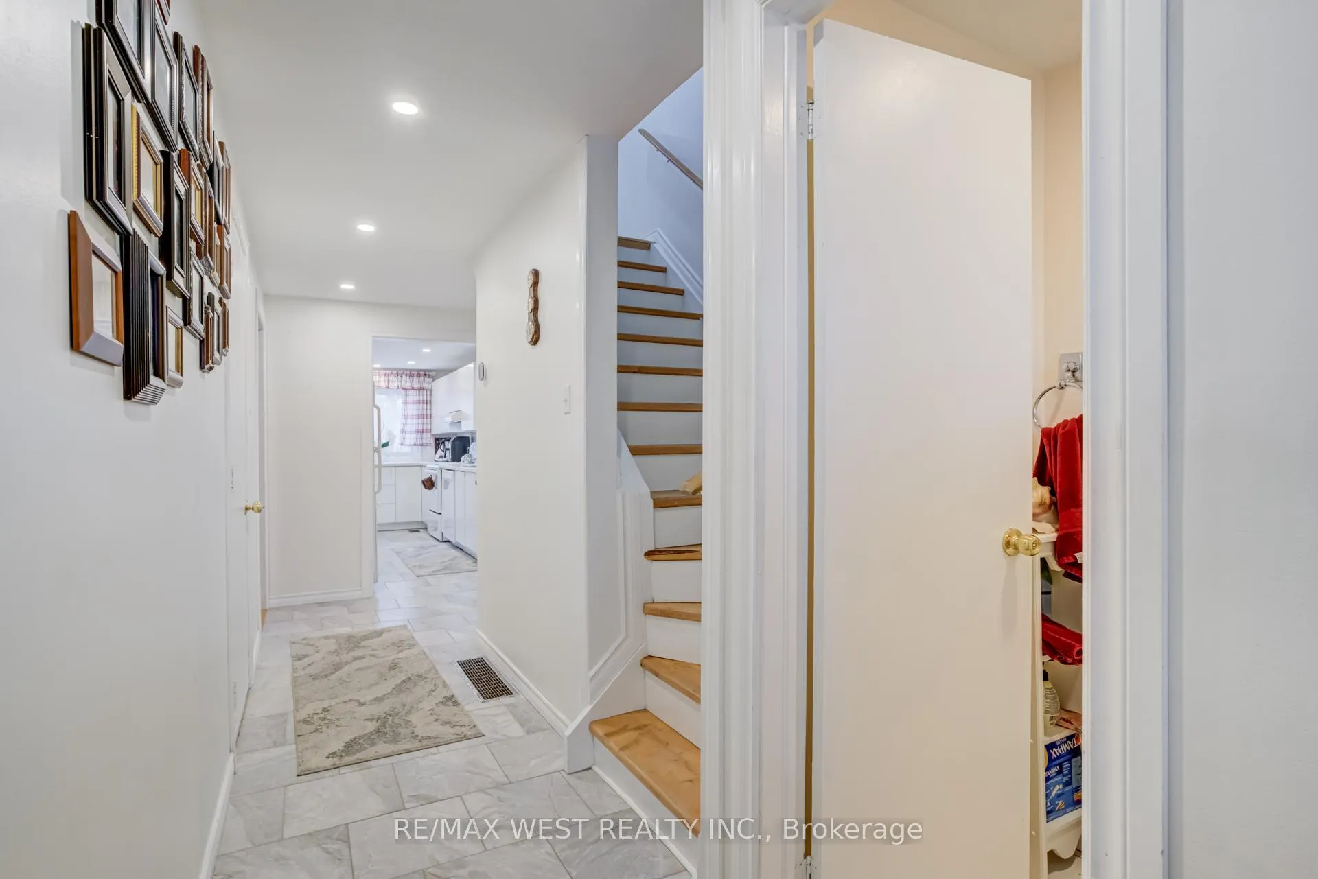 Photo 7 of 20 Corbett Drive, Barrie, Grove East — HOMEH