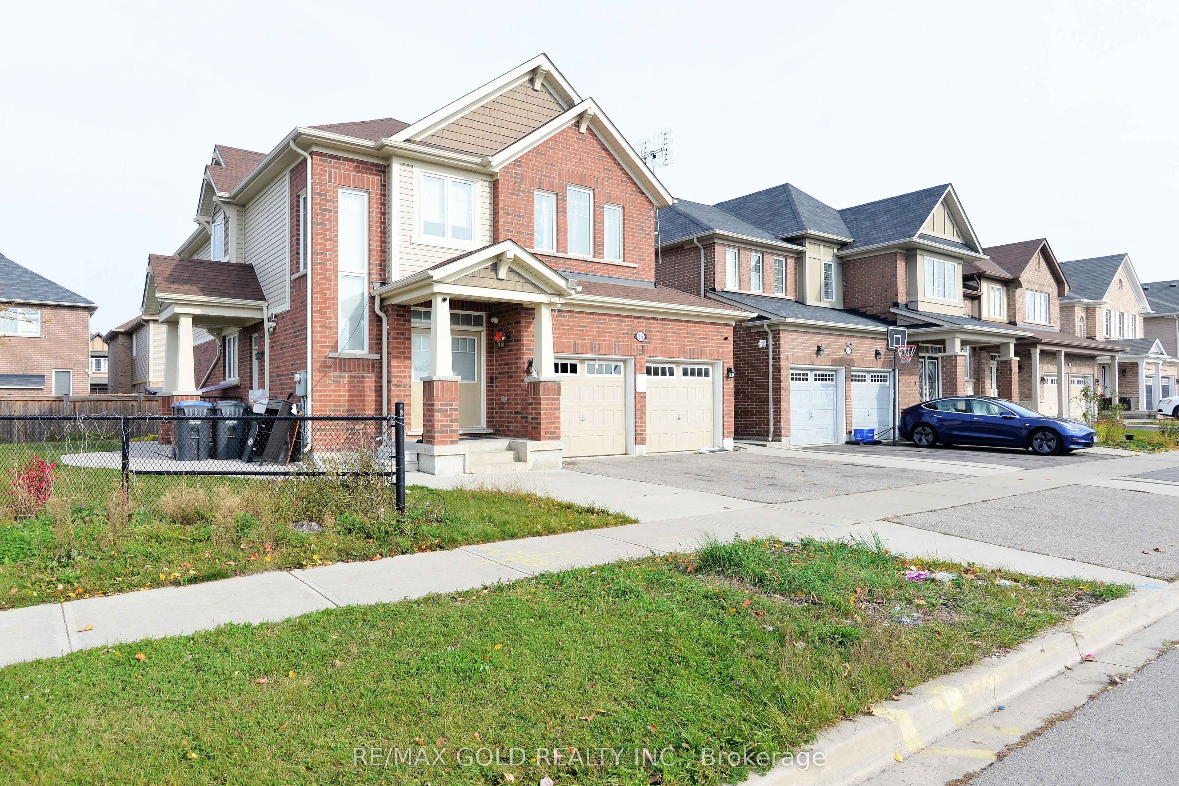 Photo 2 of 25 Aldersgate Drive, Brampton, Northwest Brampton — HOMEH