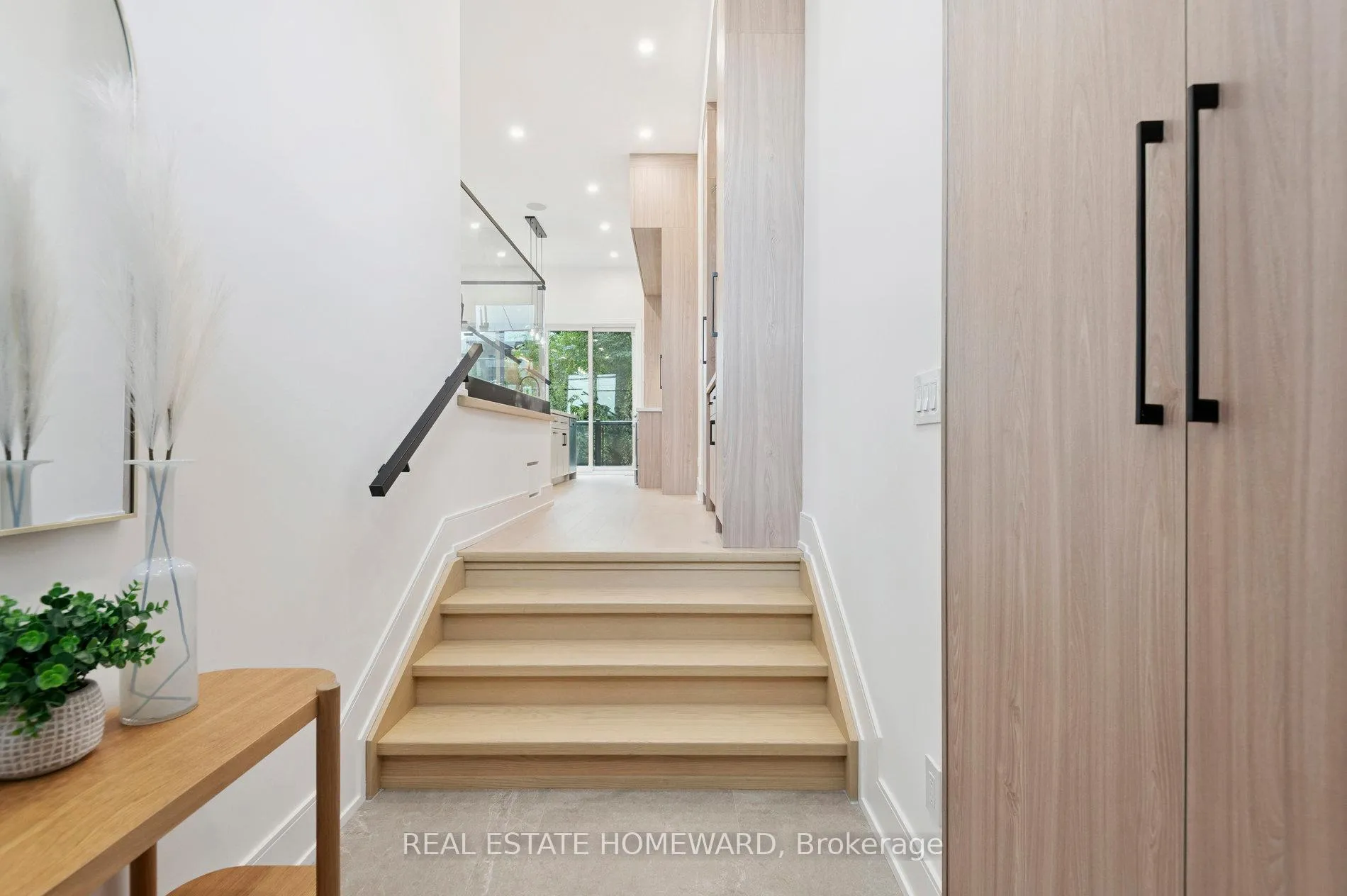 Photo 3 of 32 Westlake Crescent, Toronto, Woodbine-Lumsden — HOMEH
