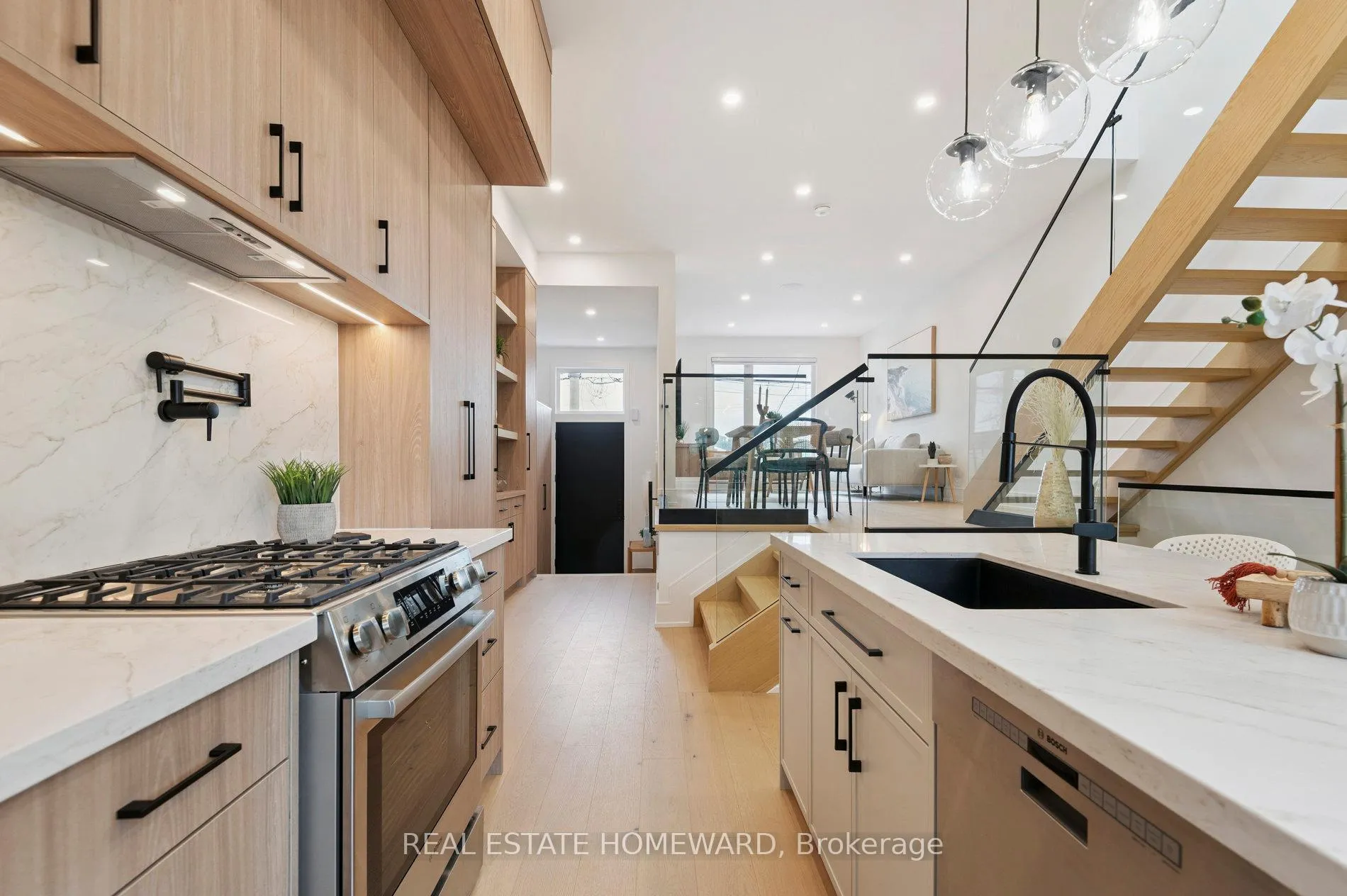 Photo 6 of 32 Westlake Crescent, Toronto, Woodbine-Lumsden — HOMEH
